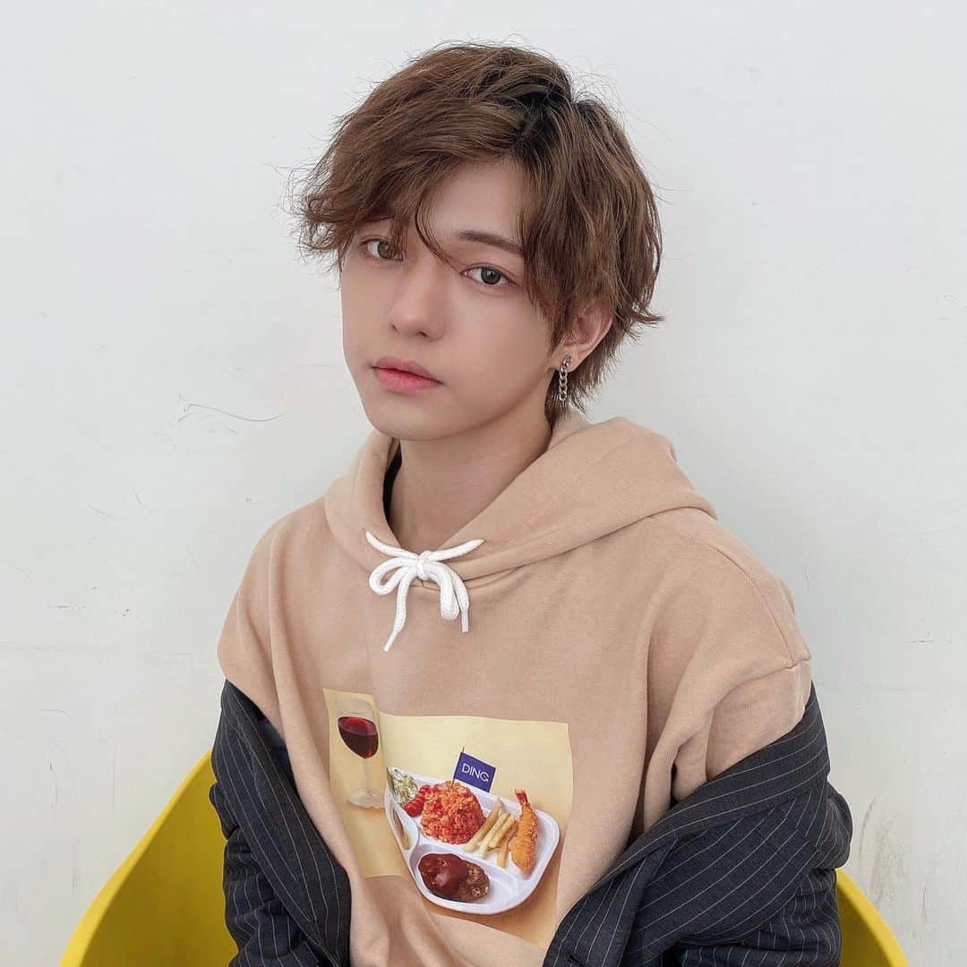 こんどうようぢのインスタグラム：「DING( @ding_official )の新作 お子様ランチパーカー。 横にワインがあるっていう可愛さ〜  撮影で大人っぽい髪型にしてもらったよ どうかな？髪の毛伸びるのはやいエロい」