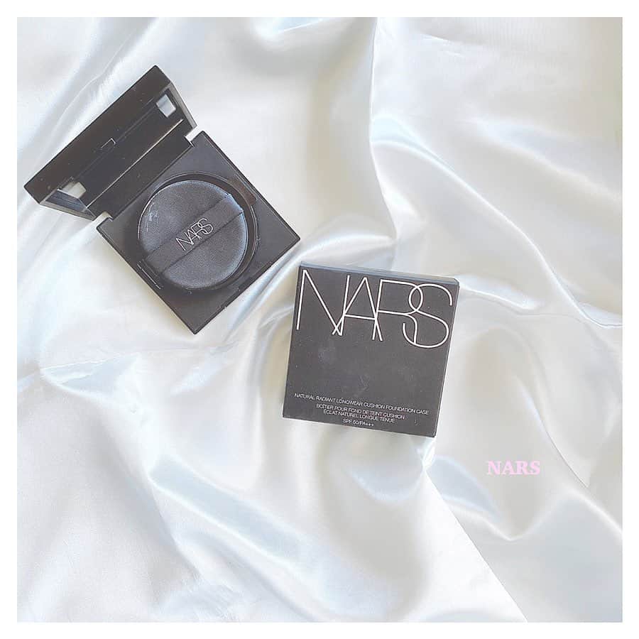 津久江麻由のインスタグラム：「. . ☑︎NARS ナチュラルラディアント　ロングウェア　クッションファンデーション . . 艶が出て、ヨレなくて、溝に溜まらなくて、 且つニキビができない クッションファンデを探してて、 店頭で試して１日つけて、 ニキビができないか確認して、、 と探し回った結果の "NARS"🗣💞 . . 厚塗りにならないのに、 ニキビ跡・ニキビ・シミもカバーできるし、 なのに艶もあって美容液みたいな クッションファンデです🥺👏💕 . クッションファンデはランコムとか イムブリーとか色々試したけど、 私的にはヨレたり、、ニキビできたり、、 悪い訳じゃないけど、 満足できないばかりで、 やっと見つけた神クッションファンデ！！ . . 私はちょっと色黒？なので、 5883番です🙃✌🏻 . NARSはコンシーラーが有名で 愛用してるけど、 クッションファンデという隠れた名品がありました🕊 . クッションファンデ難民の方は、 NARSのカウンターでお試ししてみて下さい😎✌🏻✔️ . (後、ファミュのクッションファンデが 気になっております。👧🏼) . . . #NARS #クッションファンデ #ファンデーション #コスメレビュー #コスメレポ #コスメオタク #新作コスメ #コスメ垢 #ザラジョ #ザラジョコーデ #毎日コーデ #カーディガン #お気に入りコスメ #コスメ大好き #メイク好き #デパコス #コスメ紹介 #今日のメイク  #今日のコスメ #プチプラコスメ #メイク好きさんと繋がりたい #コスメ好きさんと繋がりたい #いいね返しは絶対 #おすすめコスメ #コスメ購入品 #コスメ好き #メイク好き #今日のコーデ #プチプラコーデ」
