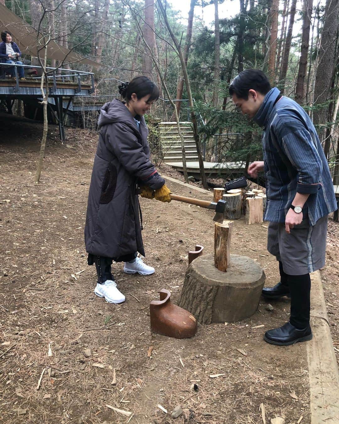 石井美音奈のインスタグラム：「人生初薪割り体験 自然いっぱいで大好き❤ 家族旅行も好き^_^  #薪割り  #自然 #山梨観光」