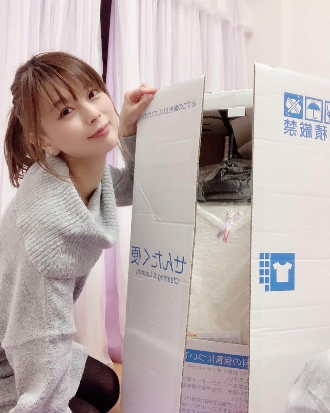 satomiさんのインスタグラム写真 - (satomiInstagram)「衣替えの時期に利用してるせんたく便👚 ネットで簡単にクリーニングだせて最短5営業日で仕上がるスピーディーさがお気に入り✨ * なんとダウンもコートも同一料金だしどんなに出しても送料無料♥️お得〜‼️👛 * ハイブランドの衣類も安心してお任せできるので今年も愛用中のモンクレダウンも綺麗にしてもらいました😌 梱包も仕上がりもとても綺麗〜✨ * 知らなかったけど次のシーズンまで保管してくれるサービスもあるみたい✨冬物はかさばるから今度お願いしようかな😊 ・ キャンペーンコード【SPRING004】を入れると5%割引になるので良かったら使ってみてください（有効期限:2020年6月30日まで) * * #せんたく便  #クリーニング  #宅配クリーニング  #保管クリーニング  #高品質クリーニング  #アパレル仕上げ  #シミ抜き無料  #衣替え #クローゼットすっきり #ダウンジャケット #モンクレール @sentakubin #衣替え #お気に入り #PR」3月25日 19時41分 - saatoomii47