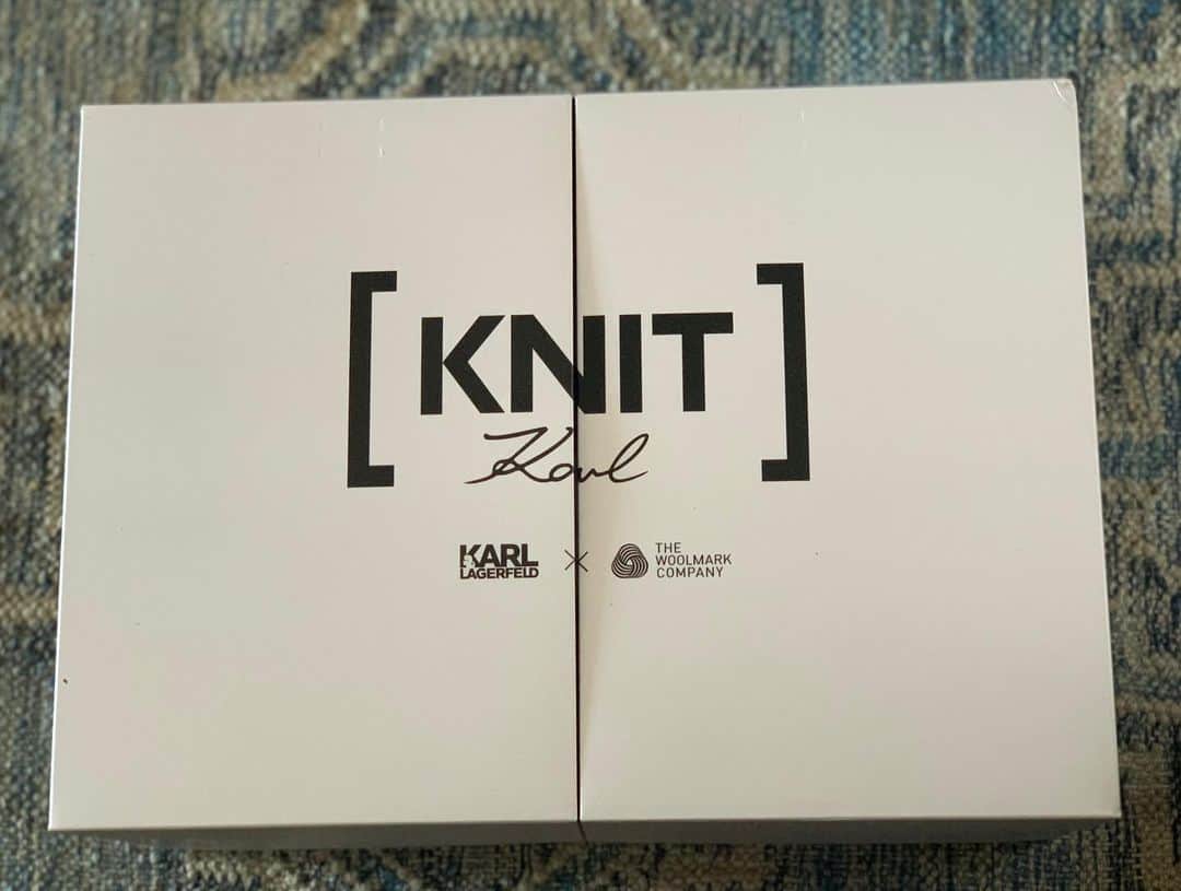 ララ・ストーンのインスタグラム：「Finally have time to get started with this! 👵🏻 What are you doing while staying home? #knitkarl #woolmark #woolisthenewcool #stayhome #stayhealthy」