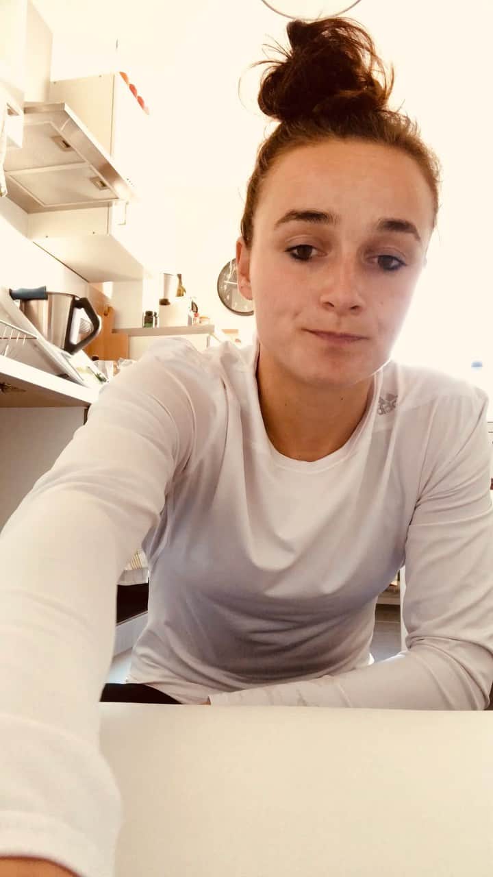 Lina Magullのインスタグラム：「Liebe Leute von Heute, auch wenn es schwierig ist in dieser Zeit gesund zu Hause zubleiben, schützen wir so weitestgehend die Gesundheit aller Deutschen und auch die weltweite Bevölkerung. Macht das Beste aus der Situation, seid dankbar für eure Gesundheit, seid positiv und seid kreativ! Entwickelt euch auf verschiedene Art und Weise persönlich weiter. Im #Hometeam von @adidas_de gebe ich euch mal einen kleinen Einblick von meiner Kreativität. Passt auf euch auf und #stayathome #staypositive #stayhealthy ❤️ #adidasfamily ◾️◼️⬛️」