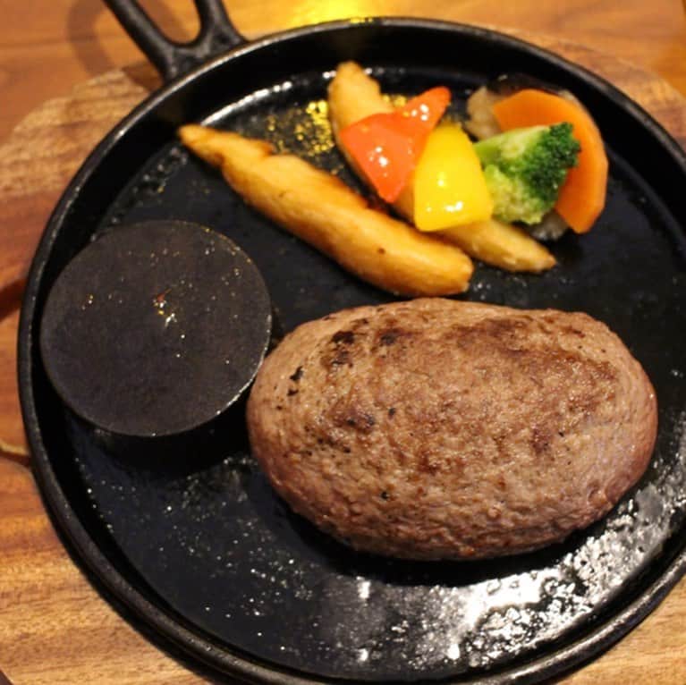 女子アナ47のインスタグラム：「元岩手朝日テレビアナウンサーで現在も盛岡市在住の黒須聡瑛アナウンサーのリポートです。 牛が大好きな黒須アナウンサーが、岩手県の代表的な牛「短角牛（赤べこ）」をご紹介！ 和牛の一種で、現在の国内に流通している割合はわずか１％という貴重な牛です。 美味しさとその秘密をご紹介します。 詳しい内容はプロフィールのＵＲＬから「４７発信プロジェクト」をご覧ください！  #女子アナ４７　#女子アナ発信プロジェクト　#アナウンサー　#フリーアナウンサー　#女子アナ　#地方創生　#地方創生アナウンサー　#司会者　#短角牛　#赤べこ　#岩手　#盛岡市　#牛　#ハンバーグ」