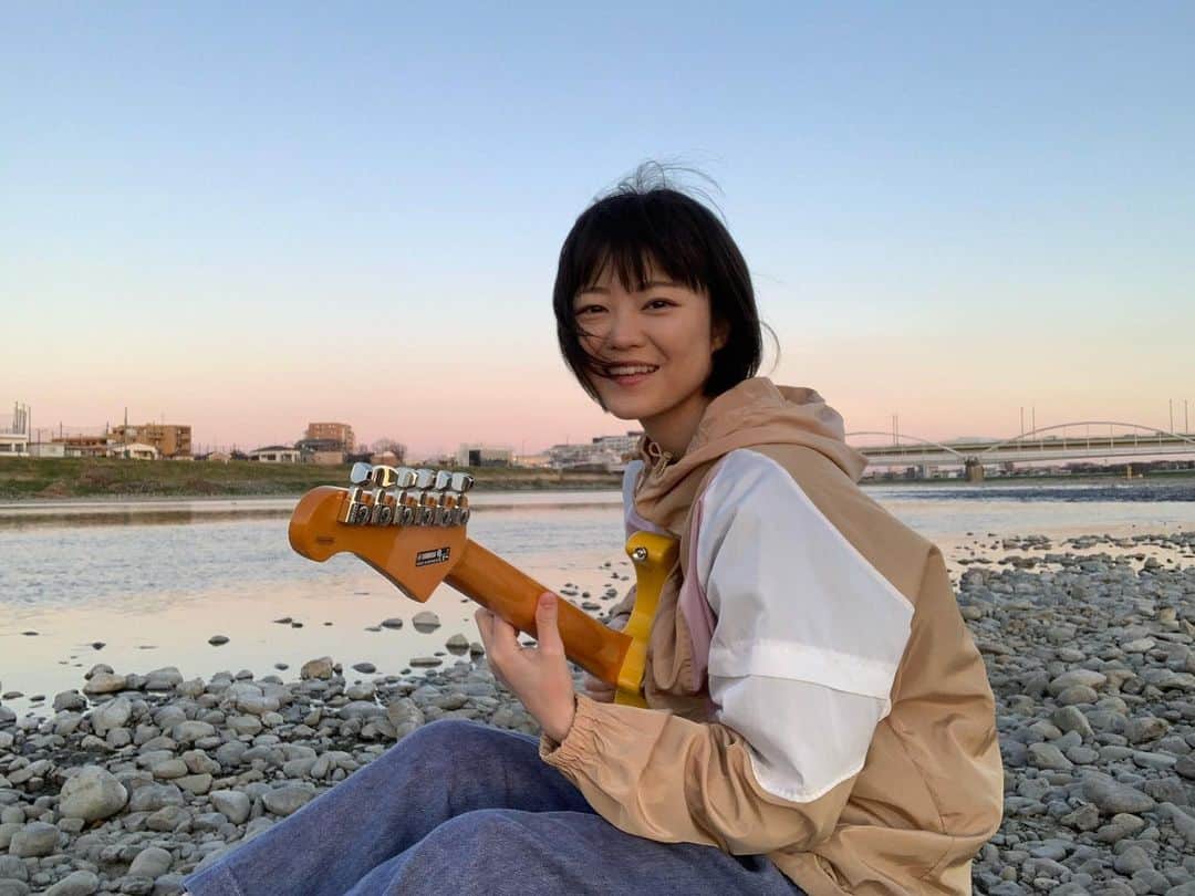 のインスタグラム：「最近家にこもりっぱなしなので、河原にギター弾きに行きました。 まだ寒かったけど、気持ちよかったです！  #河原」
