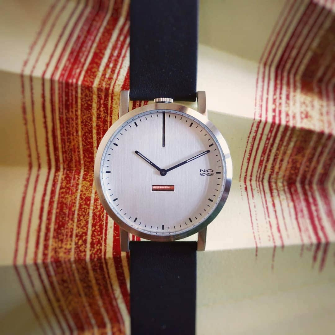 Takahiroさんのインスタグラム写真 - (TakahiroInstagram)「⌚⌚⌚ 香港発の時計ブランド NO MONDAY( @nomonday_jp )様から 御提供頂きましたありがとうございます。 ㅤ ㅤ ㅤ⌚Collections 460 NM-460B1 ㅤ ㅤ ㅤ お手頃価格でデザイン性の高い海外の時計ブランド。シンプルでどの服装にもマッチしてとても重宝しそうです！ 手元がお洒落ですと、日々の生活が楽しくなりますね✨ ↓URLやハッシュタグから商品ご確認頂けます。 ㅤ ■http://nomonday.jp/ 「takah318」cordで10%OFF ㅤ Instagram内の #nomonday ハッシュタグで検索すれば素敵な投稿者はいますのでその方のクーポンコードを使って下さい。 ㅤ ◾商品名ㅤ Collections 460 NM-460B1 ◾サイズ ケース径ㅤ 43mm、バンド幅：22mm ◾素材 レザー、ケース：ステンレススチール、 風防：ミネラルガラスㅤ ◾ムーブメントㅤ クオーツ 針数	2針 ◾防水性ㅤ 日常生活防水（3ATM）ㅤ ◾保証期間 2年間 付属品 NO Monday純正（BOX、説明書）保証書ㅤ ㅤ #PR #instawatch #ノーマンデー #時計 #腕時計 #手元倶楽部 #ウォッチ #時計好き ㅤ ┅┅┅┅┅┅┅┅┅┅┅┅┅┅┅┅ ■NO MONDAY■ 「月曜日がやってくる」 週末の楽しい時が終わり、毎日の退屈な仕事に再び戻りますが 大きな変化のない日常を続けます。それは果たして生きていくのに必要なことなのでしょうか。 ㅤ NO Mondayの時計の背後にあるデザイン哲学は、常に「シンプル」で「調和のとれた」ものです。 ㅤ 各コレクションは幾何学と色の調和、それとは対照的に洗練さやシンプルさ重視して作られています。 ┅┅┅┅┅┅┅┅┅┅┅┅┅┅┅┅ #watch #lovewatches #fashion #artist #Tokyo #watch #model #classic #style #お洒落 #お洒落さんと繋がりたい #スタイリッシュ #おしゃれさんと繋がりたい #コーデ」3月25日 19時59分 - takahirokwan