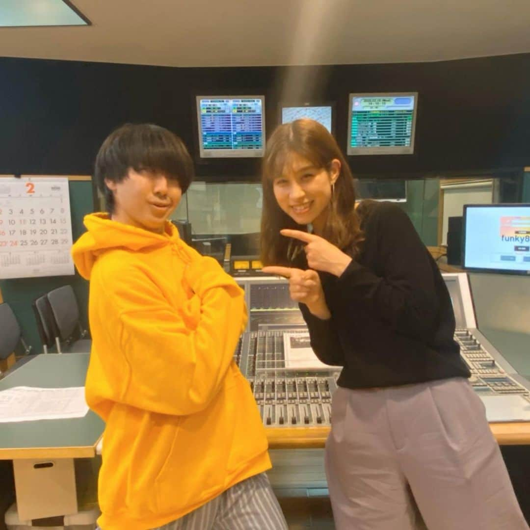 高樹リサさんのインスタグラム写真 - (高樹リサInstagram)「今週の放送の前に、、、 先週の #FM802 WONDER POPおさらい🦄 北海道のスリーピースバンド @kalma_official0527 から 畑山悠月くんが登場☃️☃️☃️ メジャーデビューアルバム「TEEN TEEN TEEN」とともに、元気な声とエネルギー届けてくれました。 何が作りたいか、どうしたいか、まっすぐと答える彼の言葉をぜひ受け取ってください(^^) . 昨日の #RK802 には何とメンバー全員で登場🤗どちらもぜひradikoアプリでタイムフリーして下さいね！ #KALMA #北海道の親戚の子　の様😂 #802わんだー」3月25日 20時11分 - lisalisa_takagi