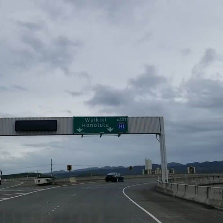 瀬川慶のインスタグラム：「Stay at home order effective 3/26 in Hawaii state, 12:01am but already no traffic despite morning hours... ハワイ州全土3/26からの外出禁止令前だけど道はガラガラ。ハワイ在住者キチンと自粛してます。  #ハワイ#アロハ #エアポート#ドライブ #外出禁止令 #H1 #covid_19hawaii #stayhome」
