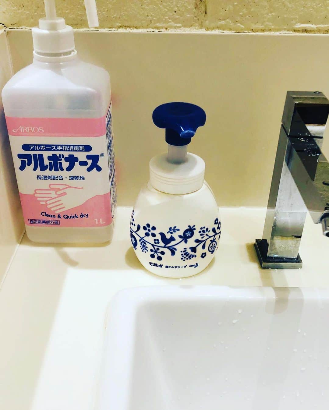 原日出子さんのインスタグラム写真 - (原日出子Instagram)「食料品の買い物に来て 娘とカフェで一休み☕️ 人の少ない時間で ゆっくり気分転換できました💖 店内の清掃 消毒もこまめにされているし お店の中には 手洗い場も設けられていて 消毒剤も置いてある👍 日本は 海外から色々言われているようだけど 公衆衛生教育は しっかりしてると思う。 今 東京都は 感染者が増え出して 都知事は 海外からの滑り込み帰国者に警鐘を鳴らしている。 今 個人個人のモラルのあり方が 社会の状況を左右する 大事な時なのだと思います。 パニックならず しっかり予防策を続けましょう。  手洗い うがい 咳エチケット 衣服や家の中を 清潔に💖 引きこもるからといって インスタント食品ばかり買い込まず 新鮮な食材で 身体に良いものを作って 食べましょう💖 自然の中で 深呼吸をしましょう💖 元気な人は しっかり予防策をとって 経済活動をしましょう✨ 体調の悪い人は 絶対に無理をせず まずは 自宅で様子をみましょう！ 感染の可能性が 少しでも疑われる人は 一定期間 自宅できちんと自粛して 周りに不安をシェアしないようにしましょう！ #コロナに負けるな #コーヒーブレイク #手洗いうがい忘れずに #日本って素晴らしい」3月25日 20時17分 - hara_hideko