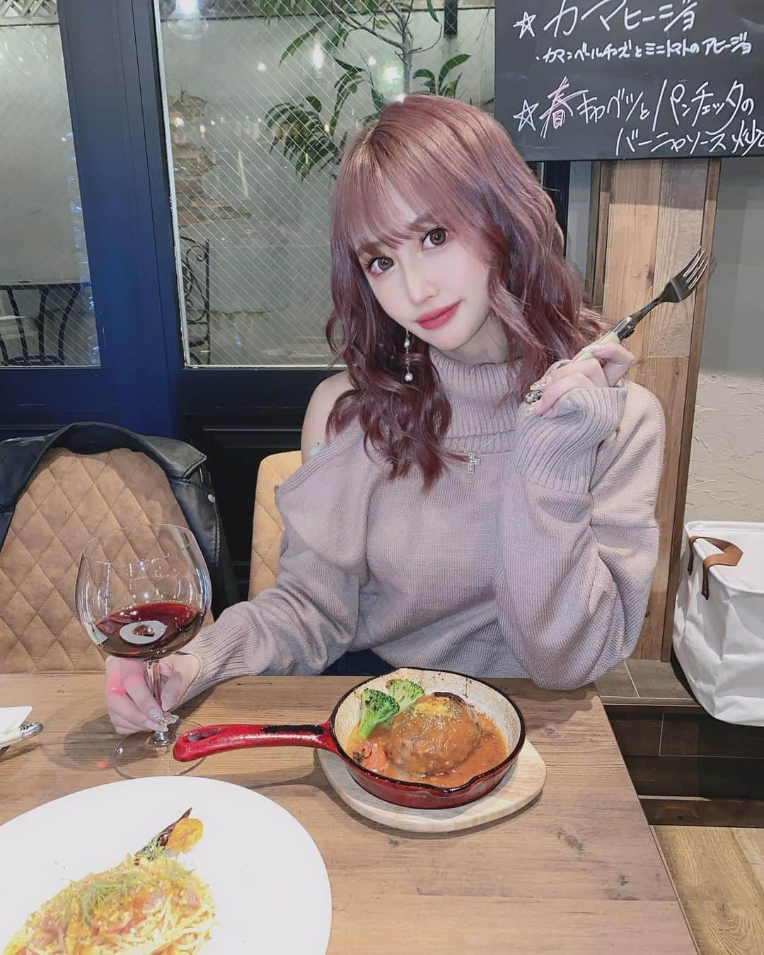 SHIHOさんのインスタグラム写真 - (SHIHOInstagram)「. . dinner time🍖🍴♡ . 神泉にある @terrace.west へ💘 . . ここのハンバーグ ジューシーで肉肉しくて ほんっとに美味しかった🍷💓 . ワインにぴったり🥺✨✨ . . 他にもパスタや前菜、 アヒージョもいただいたんだけど どれもとっても素敵でした💞 . . もっと早く行くべきだった🤭🍴 . .  #松濤TERRACEWEST #渋谷オーガニックワインバル #オープンテラス #奥渋谷 #ベビーカーOK #ノーチャージ #オーガニック #女子会 #pr #コラボベース」3月25日 20時19分 - cham_pipi