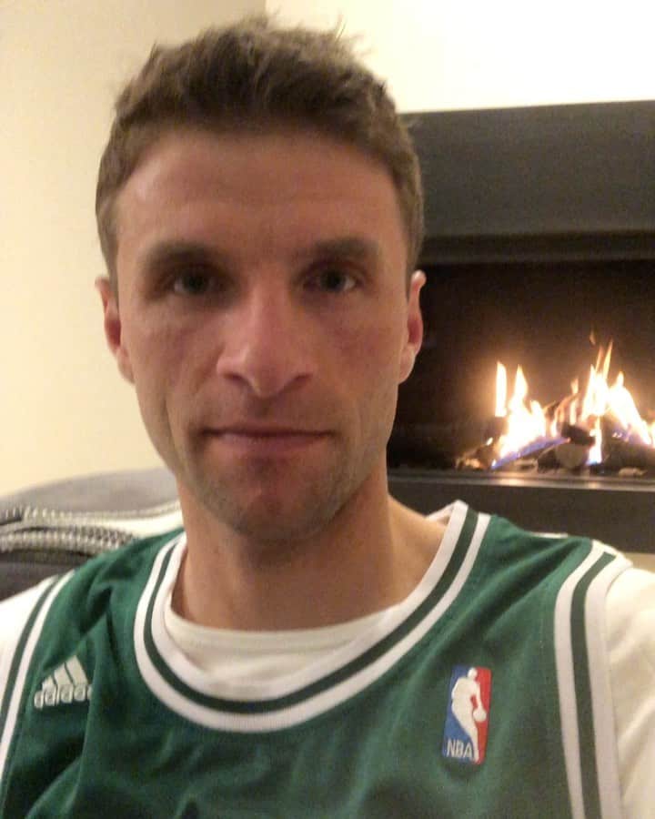 トーマス・ミュラーのインスタグラム：「My home is my castle! 👍🏼 What do you do at the moment? 📖 Be in my #hometeam and send me your interests! #esmuellert @adidas_de @adidas」