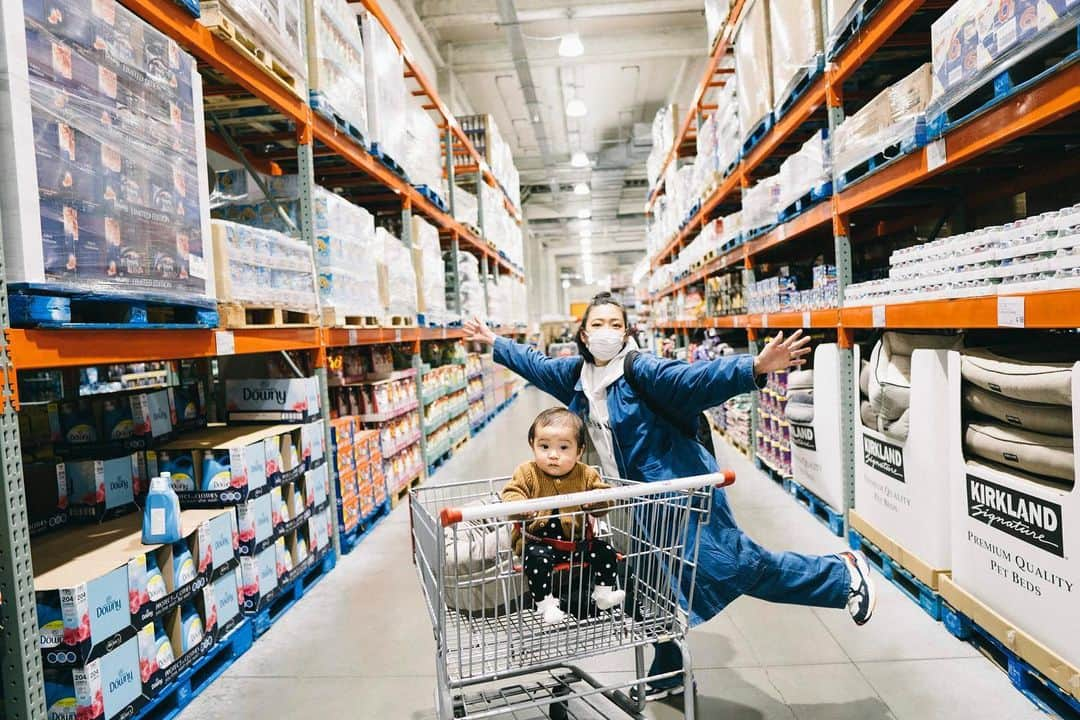 松本亜希さんのインスタグラム写真 - (松本亜希Instagram)「Costcoにて🥐🧴🛍🥫🧻 きなりんのお洋服、着せてる時からゾゾスーツっぽいなぁって思ってたけど、何回見てもゾゾスーツ😚 . #ちゃそめし #5 #今日アップしたよ #中華風コーンスープだよ #観てね #YouTube」3月25日 20時25分 - aaakichasooo