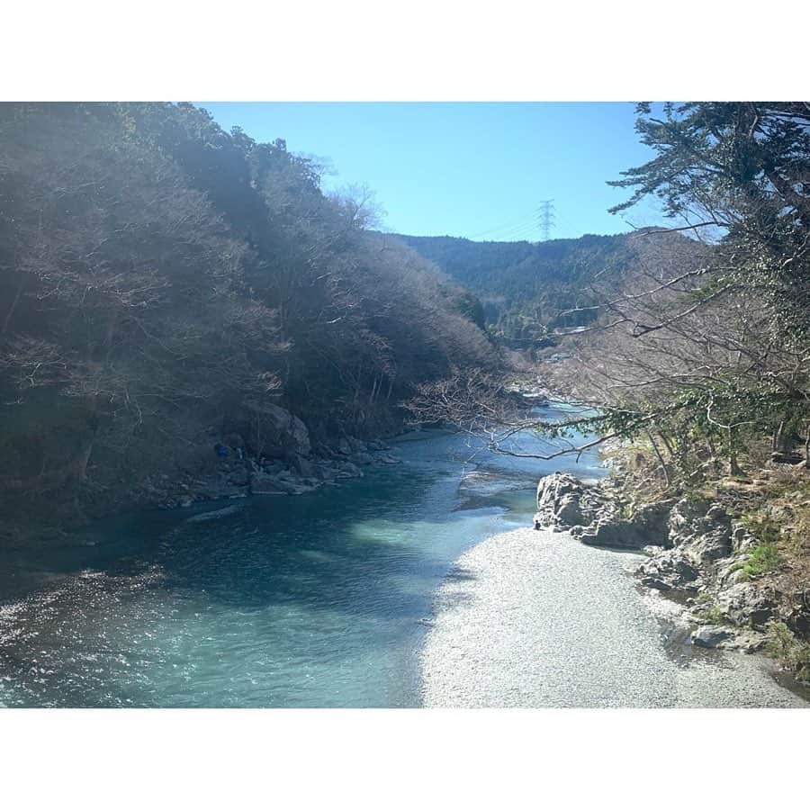 土井地恵理子さんのインスタグラム写真 - (土井地恵理子Instagram)「・ 度々訪れてる青梅の澤乃井酒造。 w/ @kaekusunoki ・ 多摩川の上流に 美味しい水と 自然溢れる絶景。 ・ 今日は格別 天気も良くて最高だった✨ ・ ・ 出来たての日本酒の飲み比べなんかもできたりして。 いつも車だから飲めないけど ほんとおすすめ🍶✨ ・ ・ #澤乃井酒造 #青梅 #大吉方位 #ハイキングがてら1杯のおばあちゃんたち #そんな老後最高」3月25日 20時29分 - ericodoiji
