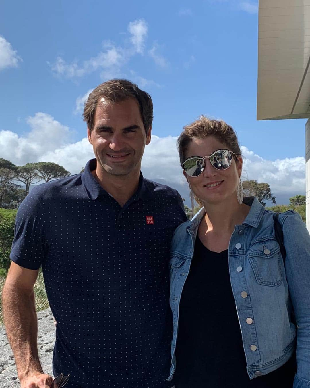 ロジャー・フェデラーのインスタグラム：「These are challenging times for everyone and nobody should be left behind. Mirka and I have personally decided to donate one million Swiss Francs for the most vulnerable families in Switzerland. Our contribution is just a start. We hope that others might join in supporting more families in need. Together we can overcome this crisis! Stay healthy!  Dies sind herausfordernde Zeiten für uns alle und niemand sollte zurückgelassen werden. Mirka und ich haben beschlossen, persönlich eine Million Schweizer Franken für die am stärksten gefährdeten Familien in der Schweiz zu spenden. Unser Beitrag ist nur ein Anfang. Wir hoffen, dass sich andere anschließen, um noch mehr bedürftige Familien zu unterstützen. Gemeinsam können wir diese Krise überwinden! Bleibt gesund!  Nous vivons une période difficile pour nous tous et personne ne doit être laissé pour compte. Mirka et moi avons décidé de personnellement faire don d'un million de francs suisses aux familles les plus défavorisées en Suisse. Notre contribution n'est qu'un début. Nous espérons que d'autres se joindront à nous pour aider encore plus de familles dans le besoin. Ensemble, nous pouvons surmonter cette crise! Restez en bonne santé!」