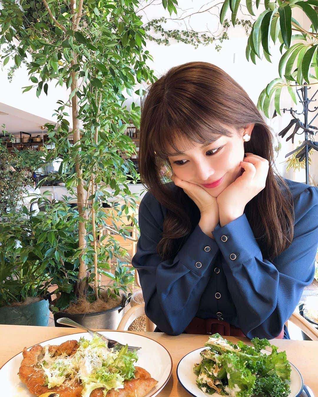 美馬怜子のインスタグラム：「ランチミーティングしてきました😊🍽 . 海が見える居心地の良いレストラン✨ . ポークカツレツとケールサラダをたっぷり頂いたので、夜ご飯は少なめにしました笑🥰💕 . 久しぶりにのんびりランチできた貴重な日💖 . #天王洲アイル #søholm #ランチミーティング #お天気良くてよかった」