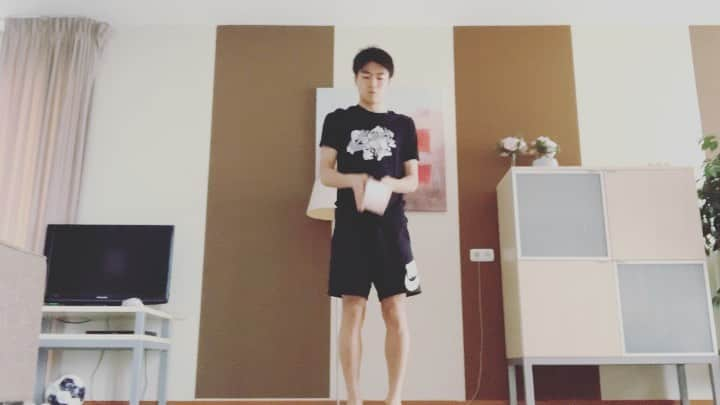 中村敬斗のインスタグラム：「🧻⚽️ 皆さんもやってみて下さい😎  #stayhomechallenge  #トイレットペーパー #リフティング」