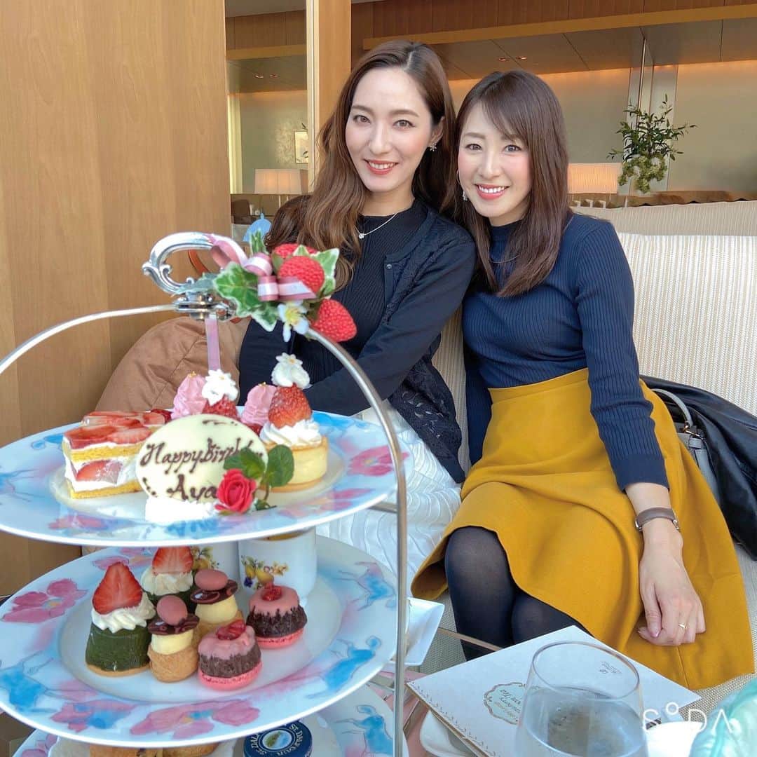 杉下理世のインスタグラム：「Aya♡Happy Birthday♡ ７個も歳下なのにいつもお姉さんみたいなあやしゃん💓 出会って２年🌸これからもよろしくね😘 まだ20代って羨ましすぎるからね🤓 #仲良し #happybirthday #afternoontea #アフタヌーンティー  #HBD #tea #ホテルアフタヌーンティー」