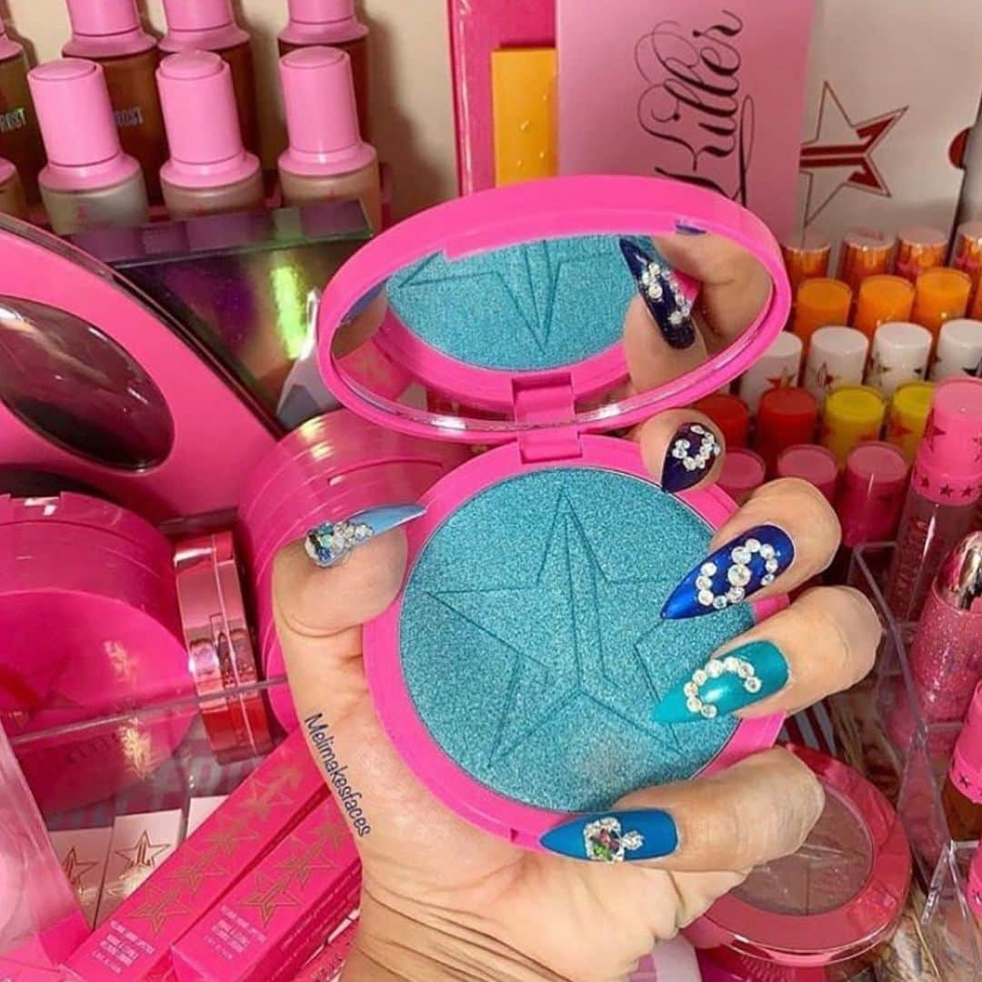 Jeffree Star Cosmeticsさんのインスタグラム写真 - (Jeffree Star CosmeticsInstagram)「One of a kind 💎 @melimakesfaces features our #SkinFrost in the shade Deep Freeze🥶💙 #jeffreestarcosmetics」3月25日 12時00分 - jeffreestarcosmetics