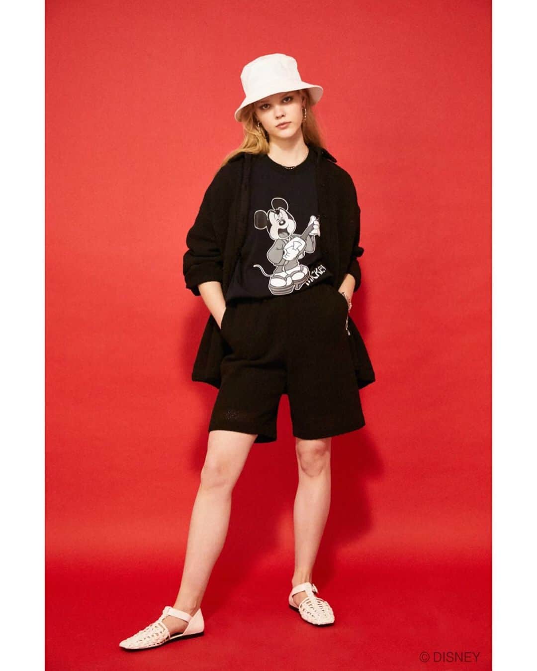 マウジーさんのインスタグラム写真 - (マウジーInstagram)「"Disney SERIES CREATED by MOUSSY" 12th COLLECTION NOW ON SALE --------------------------------------------- 2020 EARLY SUMMER COLLECTIONで注目すべきは、 特別にオリジナルで描き起こした「祭(まつり)」シリーズ。 ㅤㅤㅤㅤㅤㅤㅤㅤㅤㅤㅤ 様々な表情で楽器を演奏しているキャラクターを 珍しい和装スタイルで各アイテムに落とし込み、 今までにない新たな魅力を引き出しました。 ㅤㅤㅤㅤㅤㅤㅤㅤㅤㅤㅤ 前コレクションに引き続き、 90年代のカルチャーシーンからインスパイアされたエッセンスをベースとしたラインナップをお楽しみください。 ㅤㅤㅤㅤㅤㅤㅤ MICKEY MOUSEを愛する人たちが 素敵に見えるように。 ㅤㅤㅤㅤㅤㅤㅤㅤㅤㅤㅤㅤㅤ いつまでも いくつになっても とまどうことなく ずっと着続けられる洋服。 ここで出会える特別な MICKEY MOUSEアイテムをMOUSSYは提案します。 --------------------------------------------- ■MD MATSURI PULLOVER(010DSB90-0230) ■MD SYAMISEN MICKEY TEE(010DSB90-0220) ■MD MATSURI BADGE(010DSB50-0530) ■MD CHENILLE PATCH ROUND BAG(010DST51-0210) ■MD MATSURI SCARF(010DSB50-0480) ■MD MORTY＆FERDIE EARRINGS(010DSB50-0500) --------------------------------------------- 2020.03.25 wed Release✨ SHEL'TTER WEB STORE・The SHEL'TTER TOKYO表参道原宿店にて限定発売中！ ※一部商品は、SHEL'TTER WEB STORE限定でオーダーが既定数に達した場合に発売が決定するスペシャルアイテムとなっております。 #MOUSSY #DisneySERIESCREATEDbyMOUSSY #MOUSSY_Disney #MICKEYMOUSE」3月25日 12時00分 - moussyofficial