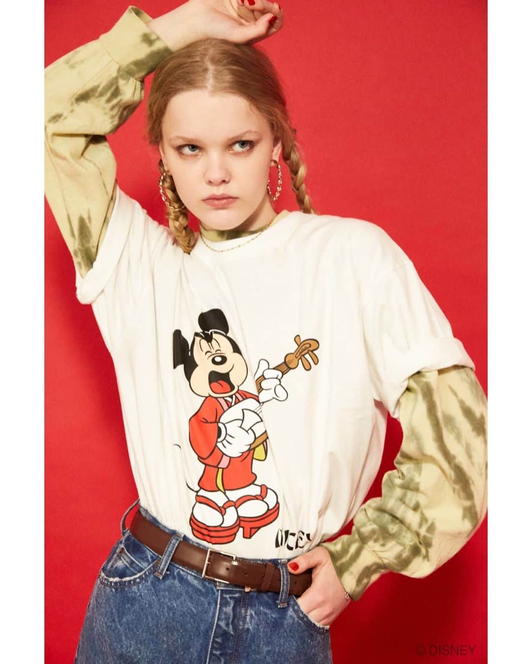 マウジーさんのインスタグラム写真 - (マウジーInstagram)「"Disney SERIES CREATED by MOUSSY" 12th COLLECTION NOW ON SALE --------------------------------------------- 2020 EARLY SUMMER COLLECTIONで注目すべきは、 特別にオリジナルで描き起こした「祭(まつり)」シリーズ。 ㅤㅤㅤㅤㅤㅤㅤㅤㅤㅤㅤ 様々な表情で楽器を演奏しているキャラクターを 珍しい和装スタイルで各アイテムに落とし込み、 今までにない新たな魅力を引き出しました。 ㅤㅤㅤㅤㅤㅤㅤㅤㅤㅤㅤ 前コレクションに引き続き、 90年代のカルチャーシーンからインスパイアされたエッセンスをベースとしたラインナップをお楽しみください。 ㅤㅤㅤㅤㅤㅤㅤ MICKEY MOUSEを愛する人たちが 素敵に見えるように。 ㅤㅤㅤㅤㅤㅤㅤㅤㅤㅤㅤㅤㅤ いつまでも いくつになっても とまどうことなく ずっと着続けられる洋服。 ここで出会える特別な MICKEY MOUSEアイテムをMOUSSYは提案します。 --------------------------------------------- ■MD MATSURI PULLOVER(010DSB90-0230) ■MD SYAMISEN MICKEY TEE(010DSB90-0220) ■MD MATSURI BADGE(010DSB50-0530) ■MD CHENILLE PATCH ROUND BAG(010DST51-0210) ■MD MATSURI SCARF(010DSB50-0480) ■MD MORTY＆FERDIE EARRINGS(010DSB50-0500) --------------------------------------------- 2020.03.25 wed Release✨ SHEL'TTER WEB STORE・The SHEL'TTER TOKYO表参道原宿店にて限定発売中！ ※一部商品は、SHEL'TTER WEB STORE限定でオーダーが既定数に達した場合に発売が決定するスペシャルアイテムとなっております。 #MOUSSY #DisneySERIESCREATEDbyMOUSSY #MOUSSY_Disney #MICKEYMOUSE」3月25日 12時00分 - moussyofficial