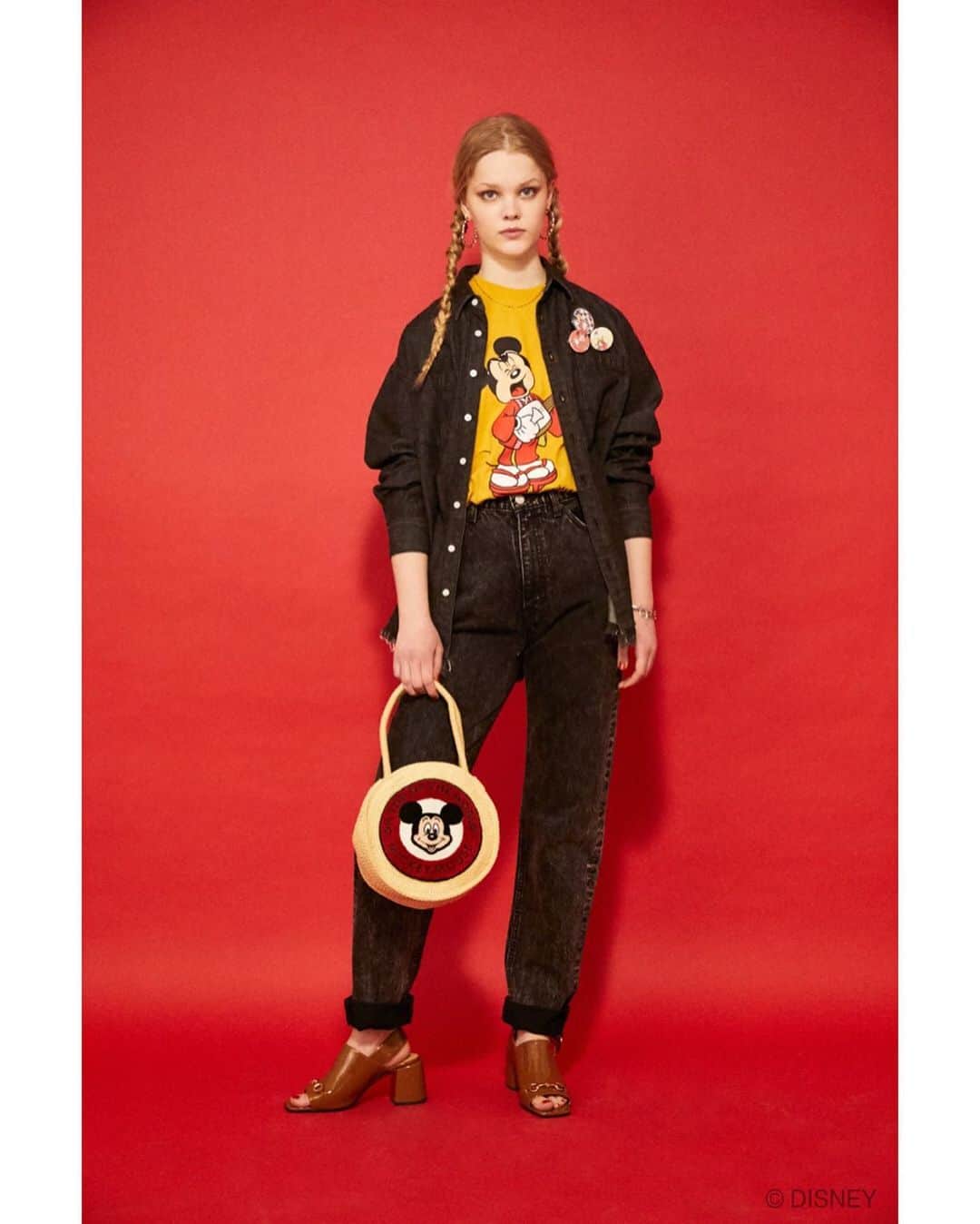 マウジーさんのインスタグラム写真 - (マウジーInstagram)「"Disney SERIES CREATED by MOUSSY" 12th COLLECTION NOW ON SALE --------------------------------------------- 2020 EARLY SUMMER COLLECTIONで注目すべきは、 特別にオリジナルで描き起こした「祭(まつり)」シリーズ。 ㅤㅤㅤㅤㅤㅤㅤㅤㅤㅤㅤ 様々な表情で楽器を演奏しているキャラクターを 珍しい和装スタイルで各アイテムに落とし込み、 今までにない新たな魅力を引き出しました。 ㅤㅤㅤㅤㅤㅤㅤㅤㅤㅤㅤ 前コレクションに引き続き、 90年代のカルチャーシーンからインスパイアされたエッセンスをベースとしたラインナップをお楽しみください。 ㅤㅤㅤㅤㅤㅤㅤ MICKEY MOUSEを愛する人たちが 素敵に見えるように。 ㅤㅤㅤㅤㅤㅤㅤㅤㅤㅤㅤㅤㅤ いつまでも いくつになっても とまどうことなく ずっと着続けられる洋服。 ここで出会える特別な MICKEY MOUSEアイテムをMOUSSYは提案します。 --------------------------------------------- ■MD MATSURI PULLOVER(010DSB90-0230) ■MD SYAMISEN MICKEY TEE(010DSB90-0220) ■MD MATSURI BADGE(010DSB50-0530) ■MD CHENILLE PATCH ROUND BAG(010DST51-0210) ■MD MATSURI SCARF(010DSB50-0480) ■MD MORTY＆FERDIE EARRINGS(010DSB50-0500) --------------------------------------------- 2020.03.25 wed Release✨ SHEL'TTER WEB STORE・The SHEL'TTER TOKYO表参道原宿店にて限定発売中！ ※一部商品は、SHEL'TTER WEB STORE限定でオーダーが既定数に達した場合に発売が決定するスペシャルアイテムとなっております。 #MOUSSY #DisneySERIESCREATEDbyMOUSSY #MOUSSY_Disney #MICKEYMOUSE」3月25日 12時00分 - moussyofficial