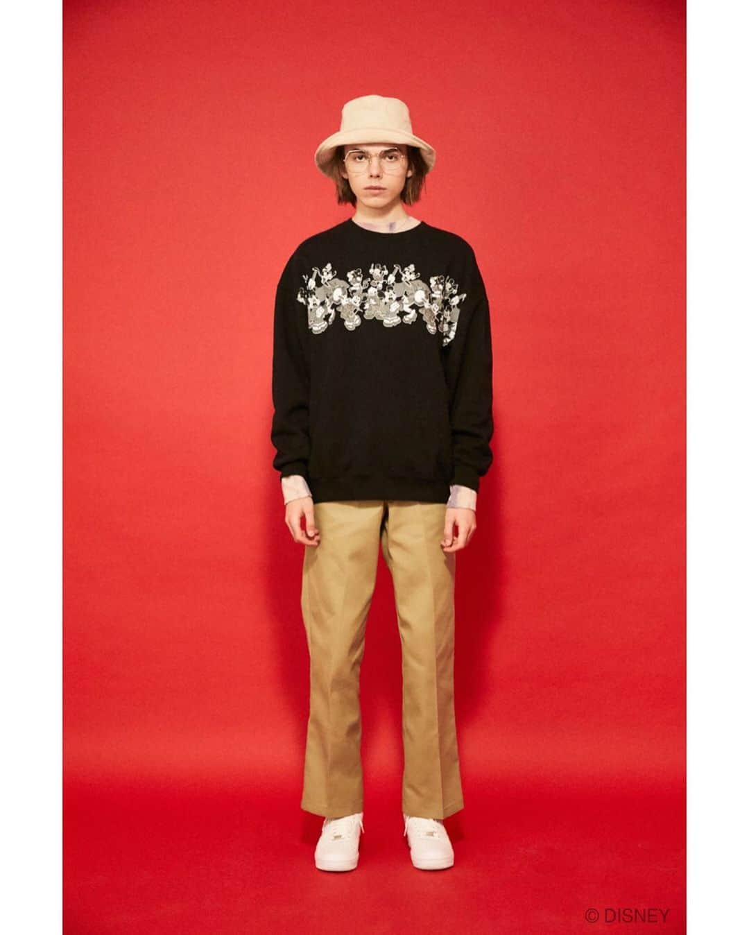 マウジーさんのインスタグラム写真 - (マウジーInstagram)「"Disney SERIES CREATED by MOUSSY" 12th COLLECTION NOW ON SALE --------------------------------------------- 2020 EARLY SUMMER COLLECTIONで注目すべきは、 特別にオリジナルで描き起こした「祭(まつり)」シリーズ。 ㅤㅤㅤㅤㅤㅤㅤㅤㅤㅤㅤ 様々な表情で楽器を演奏しているキャラクターを 珍しい和装スタイルで各アイテムに落とし込み、 今までにない新たな魅力を引き出しました。 ㅤㅤㅤㅤㅤㅤㅤㅤㅤㅤㅤ 前コレクションに引き続き、 90年代のカルチャーシーンからインスパイアされたエッセンスをベースとしたラインナップをお楽しみください。 ㅤㅤㅤㅤㅤㅤㅤ MICKEY MOUSEを愛する人たちが 素敵に見えるように。 ㅤㅤㅤㅤㅤㅤㅤㅤㅤㅤㅤㅤㅤ いつまでも いくつになっても とまどうことなく ずっと着続けられる洋服。 ここで出会える特別な MICKEY MOUSEアイテムをMOUSSYは提案します。 --------------------------------------------- ■MD MATSURI PULLOVER(010DSB90-0230) ■MD SYAMISEN MICKEY TEE(010DSB90-0220) ■MD MATSURI BADGE(010DSB50-0530) ■MD CHENILLE PATCH ROUND BAG(010DST51-0210) ■MD MATSURI SCARF(010DSB50-0480) ■MD MORTY＆FERDIE EARRINGS(010DSB50-0500) --------------------------------------------- 2020.03.25 wed Release✨ SHEL'TTER WEB STORE・The SHEL'TTER TOKYO表参道原宿店にて限定発売中！ ※一部商品は、SHEL'TTER WEB STORE限定でオーダーが既定数に達した場合に発売が決定するスペシャルアイテムとなっております。 #MOUSSY #DisneySERIESCREATEDbyMOUSSY #MOUSSY_Disney #MICKEYMOUSE」3月25日 12時00分 - moussyofficial
