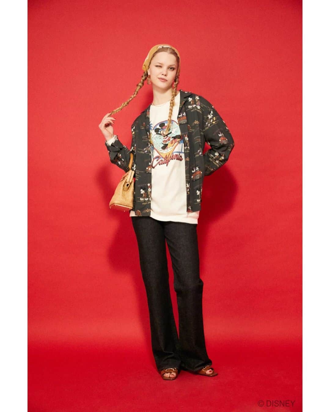 マウジーさんのインスタグラム写真 - (マウジーInstagram)「"Disney SERIES CREATED by MOUSSY" 12th COLLECTION NOW ON SALE --------------------------------------------- 2020 EARLY SUMMER COLLECTIONで注目すべきは、 特別にオリジナルで描き起こした「祭(まつり)」シリーズ。 ㅤㅤㅤㅤㅤㅤㅤㅤㅤㅤㅤ 様々な表情で楽器を演奏しているキャラクターを 珍しい和装スタイルで各アイテムに落とし込み、 今までにない新たな魅力を引き出しました。 ㅤㅤㅤㅤㅤㅤㅤㅤㅤㅤㅤ 前コレクションに引き続き、 90年代のカルチャーシーンからインスパイアされたエッセンスをベースとしたラインナップをお楽しみください。 ㅤㅤㅤㅤㅤㅤㅤ MICKEY MOUSEを愛する人たちが 素敵に見えるように。 ㅤㅤㅤㅤㅤㅤㅤㅤㅤㅤㅤㅤㅤ いつまでも いくつになっても とまどうことなく ずっと着続けられる洋服。 ここで出会える特別な MICKEY MOUSEアイテムをMOUSSYは提案します。 --------------------------------------------- ■MD LACE-UP FRIENDS RUGER SHIRT(010DSY90-0100) ■MD BOW TIE MICKEY TEE(010DSY90-0060) ■MD COLOR BLOCK SCARF(010DSB50-0490) ■MD MICKEY SPORTY TUNIC(010DSY90-0250) ■MD CALIFORNIA SUMMER LONG SLEEVE TEE(010DSY90-0110) ■MD MATSURI SACOSH(010DSB51-0520) ■MD PATCH DENIM SHIRT(010DST11-0240) ■MD CHENILLE PATCH ROUND BAG(010DST51-0210) ■MD BOW TIE MICKEY TEE(010DSY90-0060) ■MD CLASSIC LONG SLEEVE HAWAIIAN SHIRT(010DSY30-0070) ■MD MORTY＆FERDIE EARRINGS(010DSB50-0500) ■MD MATSURI SCARF(010DSB50-0480) ■MD POP ART MICKEY TEE(010DSY90-0050) ■MD MICKEY STRIPE KNIT(010DSM70-0010) --------------------------------------------- 2020.03.25 wed Release✨ SHEL'TTER WEB STORE・The SHEL'TTER TOKYO表参道原宿店にて限定発売中！ ※一部商品は、SHEL'TTER WEB STORE限定でオーダーが既定数に達した場合に発売が決定するスペシャルアイテムとなっております。 #MOUSSY #DisneySERIESCREATEDbyMOUSSY #MOUSSY_Disney #MICKEYMOUSE」3月25日 12時02分 - moussyofficial
