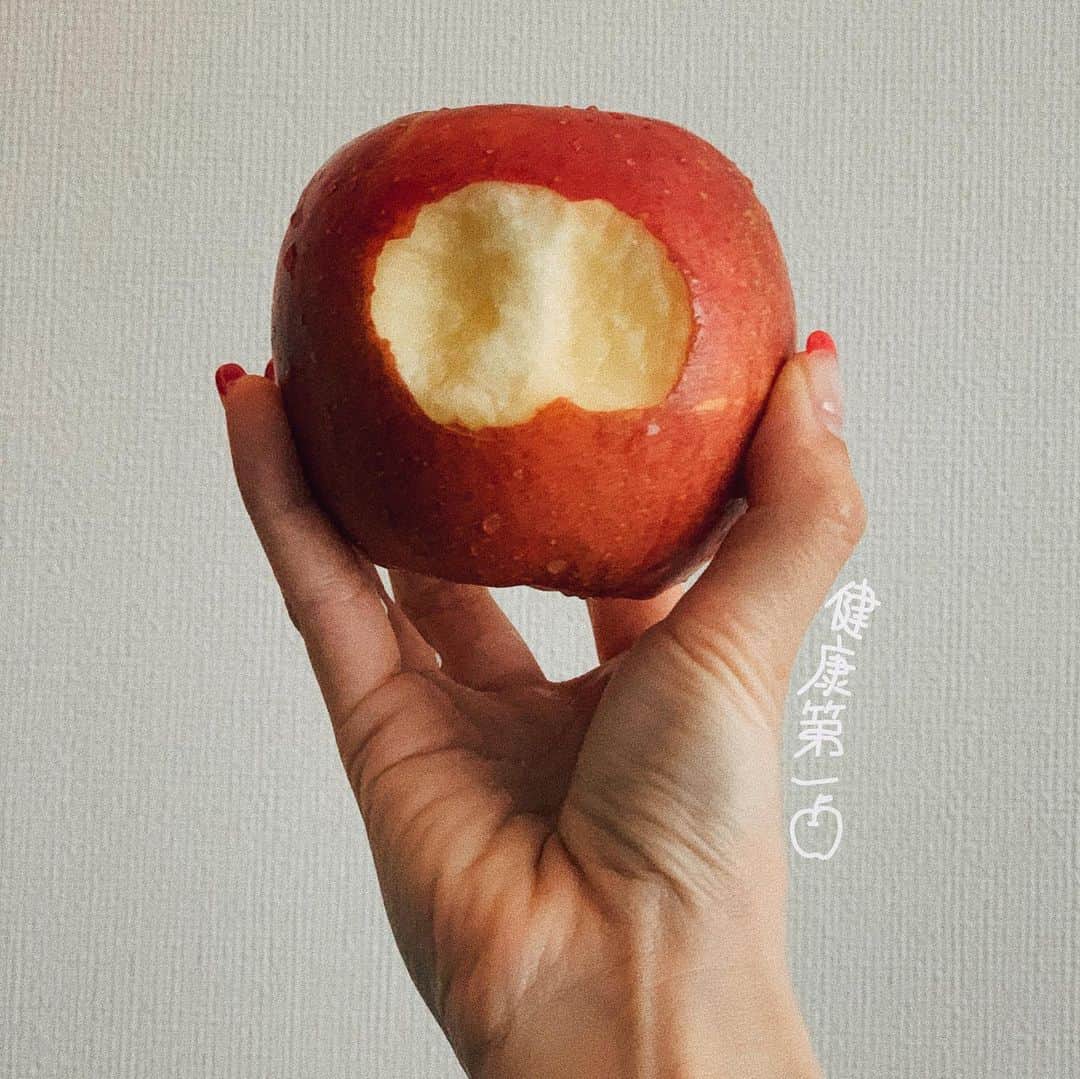 のインスタグラム：「Bite🍎 ・ りんごの皮付近には 食物繊維やビタミンCなど 栄養がたっぷりつまってて 整腸作用もあるので 強いカラダを作って健康でいたいな🍎 ・ ・ #apple #instalike #instagood #instaartwork #instanails #naildesign #nailart #ニシアイアート #breakfast #fruit #healthylifestyle #foodstagram #腸活 #腸活ダイエット #everydaymadewell」