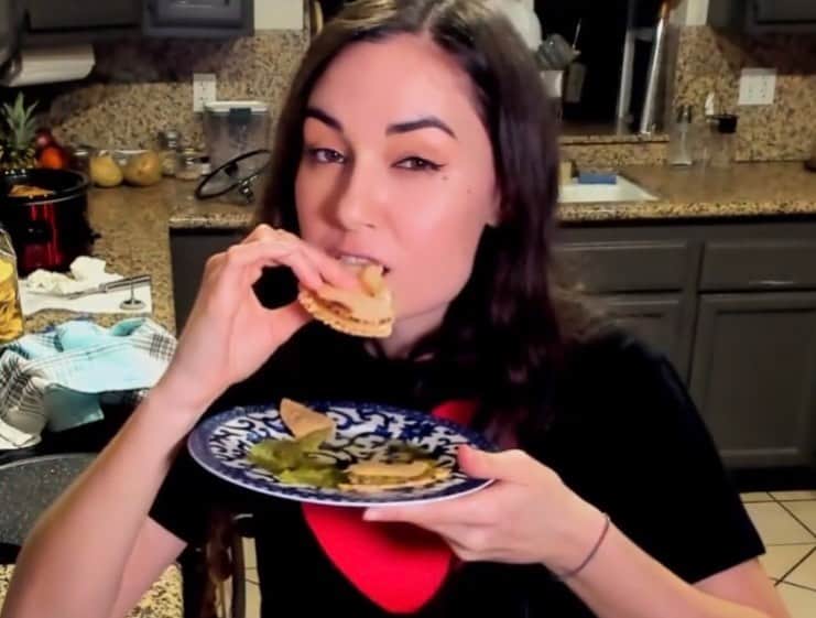 サーシャ・グレイのインスタグラム：「New video from my Birthday last weekend, I made tortillas for a new, special Secret Sauce. Hit the link in my bio to watch.」