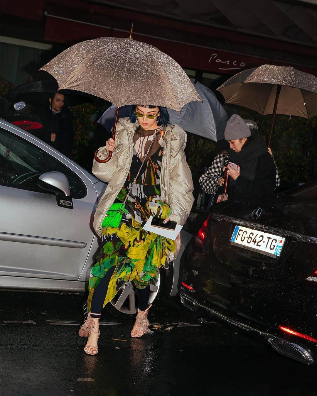 가로수길 , Seoulのインスタグラム：「PFW @maisonvalentino ☔️☔️ Rainy Rainy Rainy  진짜 폭우 다맞고 얼어 죽을뻔 😭💦」