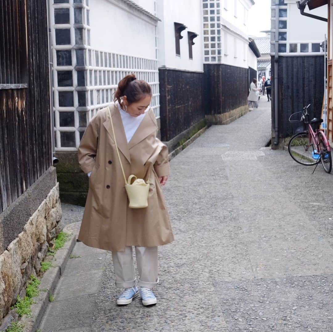 Keikooooooのインスタグラム：「久々にトレンチコート着ました🤎 少し肌寒い日だったけど、春っぽいコーデがしたかった日です🐫💛💙この日は父母とみんなで、倉敷美観地区に。こんな時だから、人少ないかなぁと思ったけど結構混み合っててびっくり🤭またゆっくり来たいなぁ♡ . coat @deuxiemeclasse #deuxiemeclasse T shirt @machatt_ #machatt pants @stunninglure #stunninglure bag @ayako_bag #ayakobag sneaker @converse #converse」