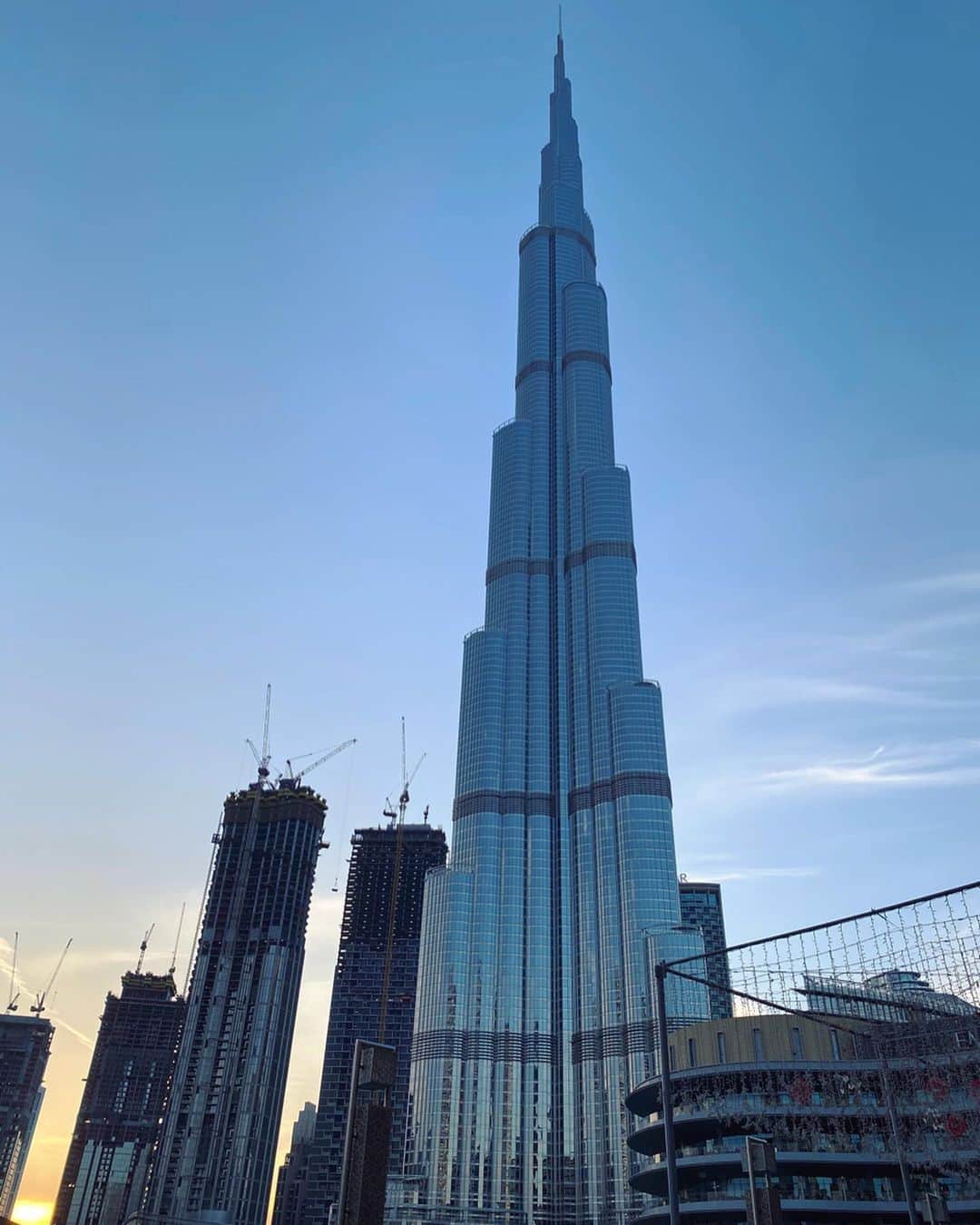利咲さんのインスタグラム写真 - (利咲Instagram)「ブルジュハリファ﻿ @burjkhalifa  ドバイと言えばここ！ ﻿世界一高いタワー🏙（更に高いタワーも建設中…） 高さは828.9m👀‼️﻿ 世界一大きいアクアリウムとか とにかく世界一だらけが詰まっている国。　﻿ 綺麗な景色の昼夜比較写真が好きw﻿ ﻿ 今年はドバイ万博もあるので楽しみでしかないです✨﻿ 無事開催されることを祈るばかりです🙏﻿ ﻿ ﻿ Burj Khalifa﻿ famous tower in Dubai!﻿ The height is 828.9m!﻿ Dubai has many of the best in the world.﻿ ﻿ I am looking forward to this year's Dubai Expo. ﻿ I just hope it will be held safely.﻿ ﻿ #brujkhalifa #ブルジュハリファ #EMAAR #emaardubai #dubai #dubaiexpo2020 #dubaiexpo #ドバイ #uae #アラブ首長国連邦﻿ #dubaifountain #dubaifountains #dubaifountainshow #dubaimall #dubaimarinamall #dubaimarina #dubai🇦🇪 #dubai❤️ #lovedubai #🇦🇪  #EMAARは東横インよりたくさんある」3月25日 12時34分 - himeringo908