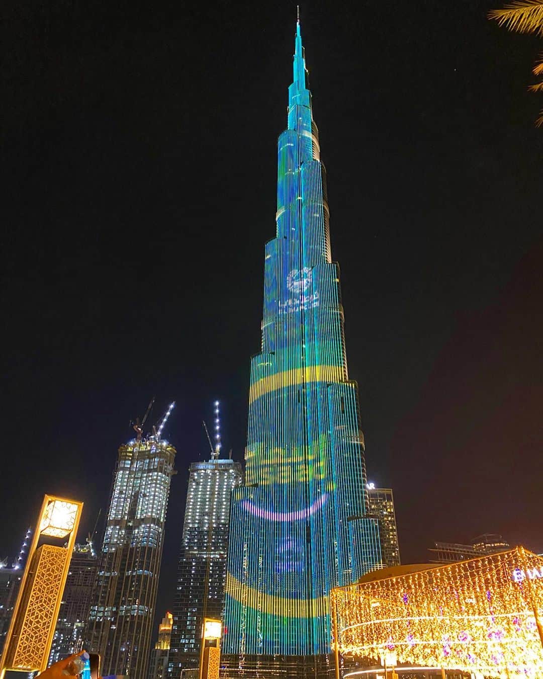 利咲さんのインスタグラム写真 - (利咲Instagram)「ブルジュハリファ﻿ @burjkhalifa  ドバイと言えばここ！ ﻿世界一高いタワー🏙（更に高いタワーも建設中…） 高さは828.9m👀‼️﻿ 世界一大きいアクアリウムとか とにかく世界一だらけが詰まっている国。　﻿ 綺麗な景色の昼夜比較写真が好きw﻿ ﻿ 今年はドバイ万博もあるので楽しみでしかないです✨﻿ 無事開催されることを祈るばかりです🙏﻿ ﻿ ﻿ Burj Khalifa﻿ famous tower in Dubai!﻿ The height is 828.9m!﻿ Dubai has many of the best in the world.﻿ ﻿ I am looking forward to this year's Dubai Expo. ﻿ I just hope it will be held safely.﻿ ﻿ #brujkhalifa #ブルジュハリファ #EMAAR #emaardubai #dubai #dubaiexpo2020 #dubaiexpo #ドバイ #uae #アラブ首長国連邦﻿ #dubaifountain #dubaifountains #dubaifountainshow #dubaimall #dubaimarinamall #dubaimarina #dubai🇦🇪 #dubai❤️ #lovedubai #🇦🇪  #EMAARは東横インよりたくさんある」3月25日 12時34分 - himeringo908