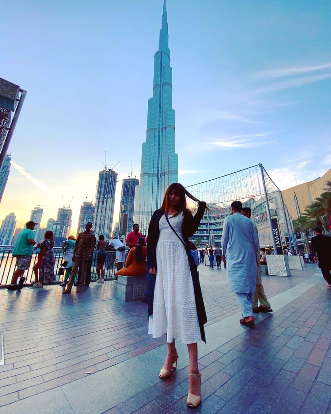 利咲のインスタグラム：「ブルジュハリファ﻿ @burjkhalifa  ドバイと言えばここ！ ﻿世界一高いタワー🏙（更に高いタワーも建設中…） 高さは828.9m👀‼️﻿ 世界一大きいアクアリウムとか とにかく世界一だらけが詰まっている国。　﻿ 綺麗な景色の昼夜比較写真が好きw﻿ ﻿ 今年はドバイ万博もあるので楽しみでしかないです✨﻿ 無事開催されることを祈るばかりです🙏﻿ ﻿ ﻿ Burj Khalifa﻿ famous tower in Dubai!﻿ The height is 828.9m!﻿ Dubai has many of the best in the world.﻿ ﻿ I am looking forward to this year's Dubai Expo. ﻿ I just hope it will be held safely.﻿ ﻿ #brujkhalifa #ブルジュハリファ #EMAAR #emaardubai #dubai #dubaiexpo2020 #dubaiexpo #ドバイ #uae #アラブ首長国連邦﻿ #dubaifountain #dubaifountains #dubaifountainshow #dubaimall #dubaimarinamall #dubaimarina #dubai🇦🇪 #dubai❤️ #lovedubai #🇦🇪  #EMAARは東横インよりたくさんある」