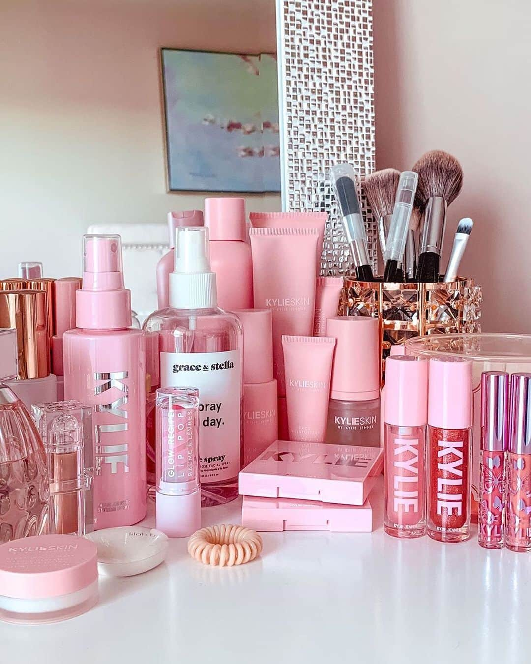 Kylie Cosmeticsさんのインスタグラム写真 - (Kylie CosmeticsInstagram)「obsessed with @thebeautynewby’s #kyliecollection 💕✨」3月25日 12時37分 - kyliecosmetics