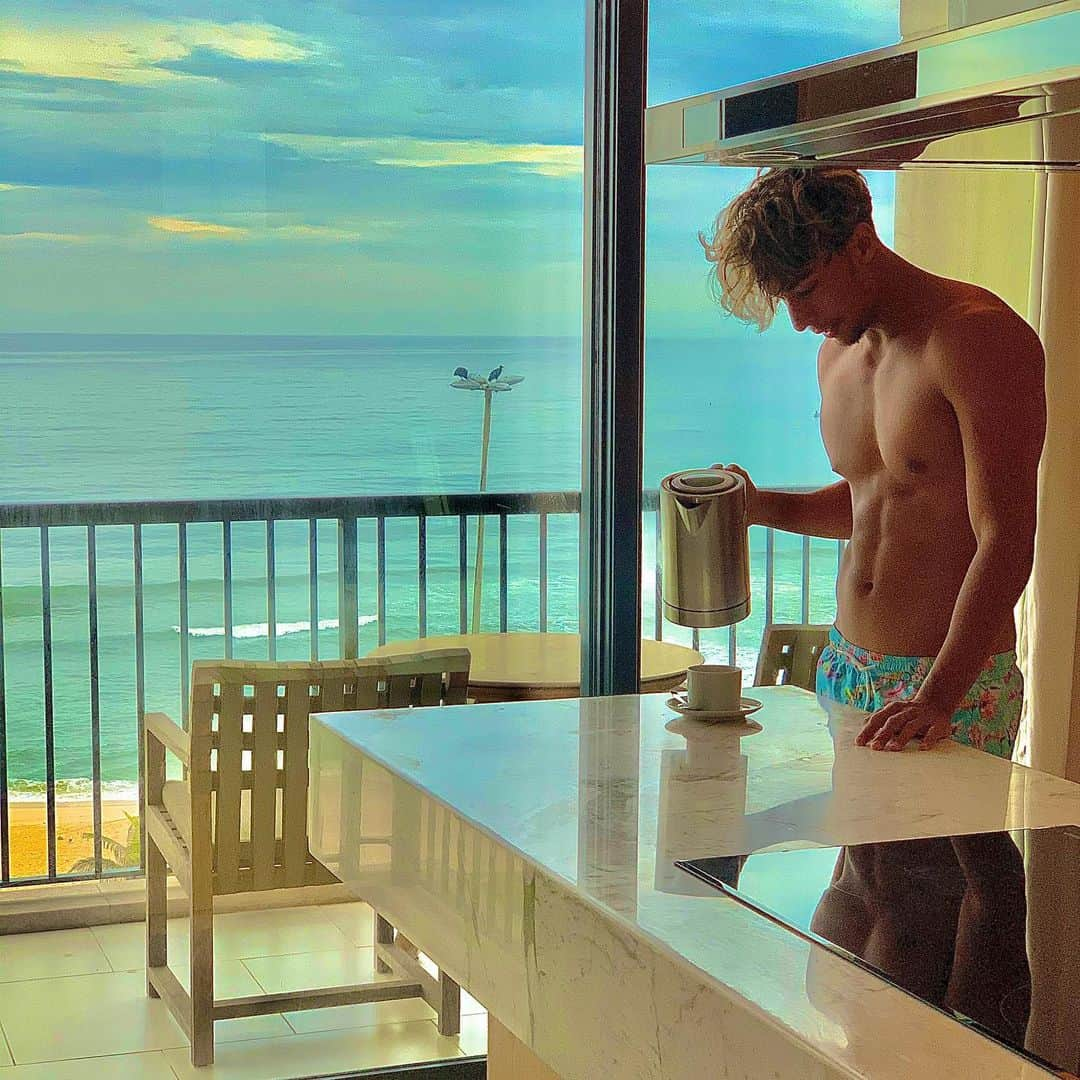 當間ローズのインスタグラム：「Morning!🌞 Want some coffee ☕️? おはよう🌞 コーヒーは如何？^ ^ 今日もめっちゃいい天気だね^ ^  #當間ローズ  #ラテン  #ハーフ  #モデル #湖西市 #toumarose #singer #Artist #Model #Tokyo #japan #Brazilian #brasil  #japanese #italian #fashion #fitness #muscle #body #workout #sexy」