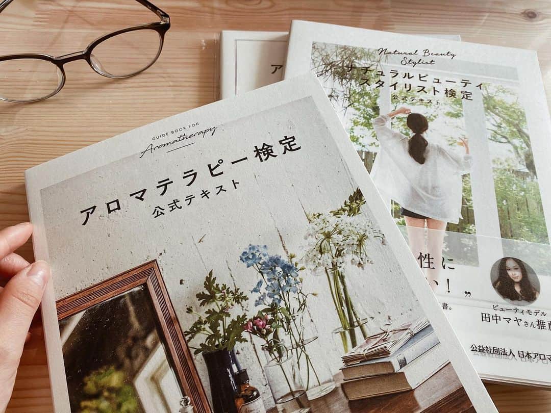 三井里菜さんのインスタグラム写真 - (三井里菜Instagram)「. 𝑇𝑟𝑦 𝑛𝑜𝑡 𝑡𝑜 𝑏𝑒𝑐𝑜𝑚𝑒 𝑎 𝑚𝑎𝑛 𝑜𝑓 𝑠𝑢𝑐𝑐𝑒𝑠𝑠 𝑏𝑢𝑡 𝑟𝑎𝑡ℎ𝑒𝑟 𝑡𝑜 𝑏𝑒𝑐𝑜𝑚𝑒 𝑎 𝑚𝑎𝑛 𝑜𝑓 𝑣𝑎𝑙𝑢𝑒. (成功者になろうとするのではなく、むしろ価値のある人間になろうとしなさい) -　𝐴𝑙𝑏𝑒𝑟𝑡 𝐸𝑖𝑛𝑠𝑡𝑒𝑖𝑛 . 日本にいた頃から 興味があったもの 帰国して日本での生活も 落ち着いてきたので 新しいこと学び始めます🌿 . 自分の知識が、自分はもちろんだけど 周りの大切な人の役に立つことが嬉しい😌 . . #study#license#aromatherapy#naturalbeautybasic#naturalbeauty#selfcare#knowledge#yoga」3月25日 12時50分 - babily_yoga