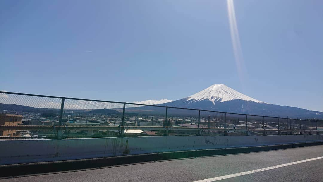 桜花さんのインスタグラム写真 - (桜花Instagram)「富士山みっけ＼(^^)／🗻🗻🗻✨✨ #富士山」3月25日 12時53分 - mountainohka