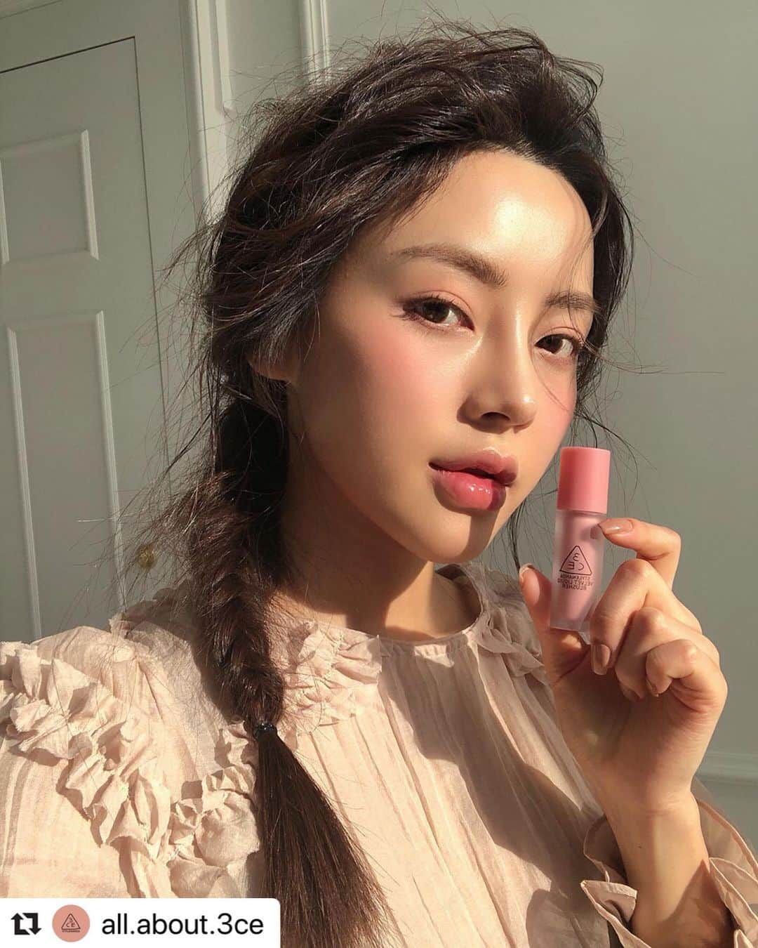 3CE Official Instagramさんのインスタグラム写真 - (3CE Official InstagramInstagram)「3CE VELVET LIQUID BLUSHER 햇살이 따뜻한 오늘 같은 날의 메이크업 룩✨ - #Repost @all.about.3ce with @make_repost ・・・ 헿 사진 속 메이크업 재현 영상 준비듕이에오🐣 #3cevelvetliquidblusher  #SOALIVE . . . #올어바웃쓰리씨이 #3ce #stylenanda 쓰리씨이 #스타일난다 #3cemakeup」3月25日 13時05分 - 3ce_official