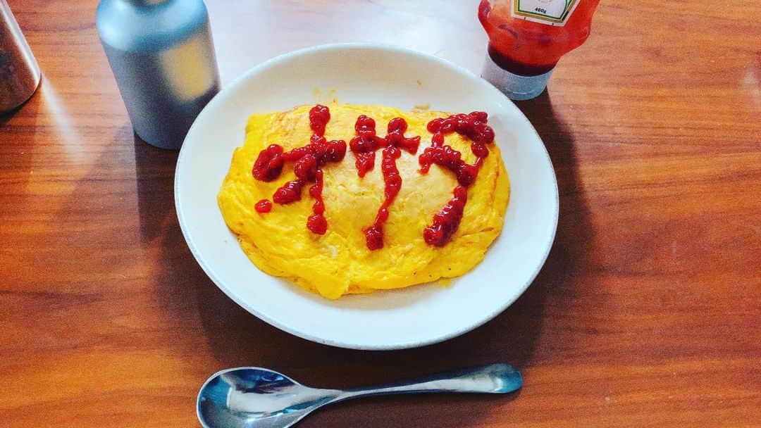 長田成哉のインスタグラム：「なんかとりあえずデカいオムライス食いたくて。  #個人的な自炊の記録」