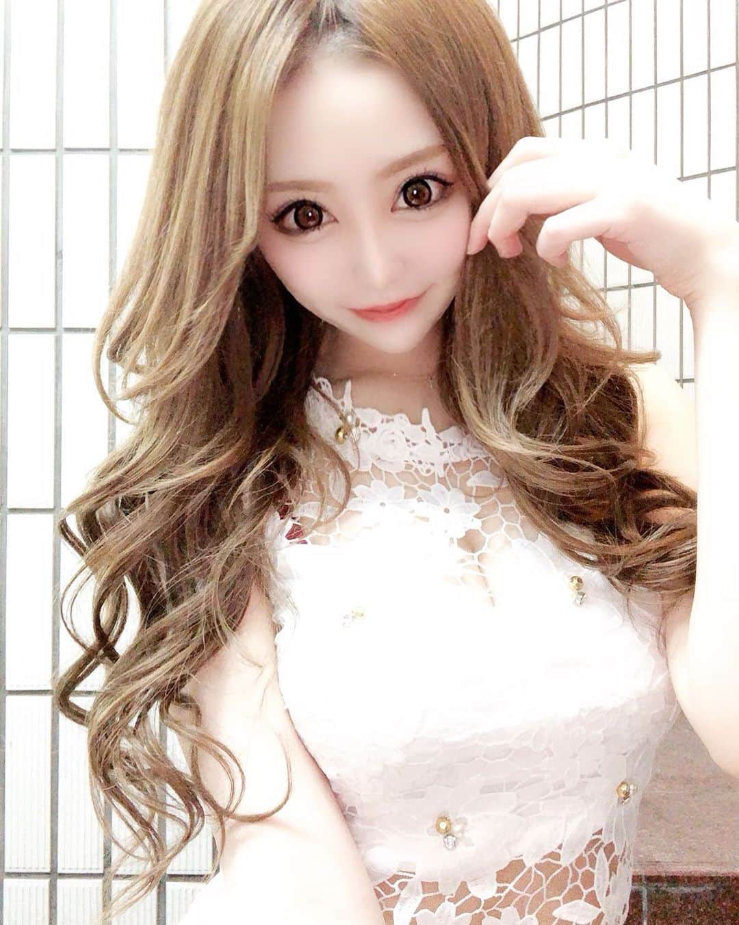 のインスタグラム：「_ _ いつかは君のこと 何も感じなくなるのかな _  #tokyo #shinjuku #kabukicho #東京 #新宿 #歌舞伎町 #キャバクラ #キャバ嬢 #ヘアセット #韓国 #방탄소년단 #ARMY  #박지민 #한국 #일본 #도쿄 #세븐틴  #CARAT #호시 #원어스  #건희 #KEONHEE #TOMOON #followme #팔로우 #친구해요 #인친황영 #오오티디 #셀카」