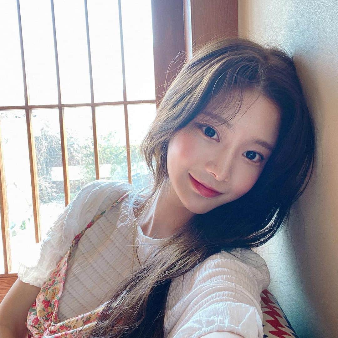 Chuuのインスタグラム：「밖에 꽃도 많이 피었더라구요💐💐 마음이 꼬물꼬물😍😍 남은 시간도 즐겁게 퐈이팅요~~~!! #chuuseoul」