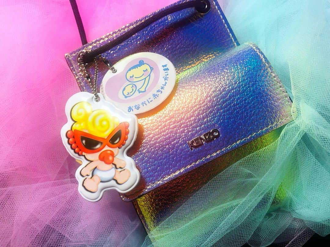 miniのインスタグラム：「【みにんぷくらぶ】 〜妊婦の証♡マタニティマーク編〜 🤰💓💜🧿🔍🆔🚼 妊婦になってわからない事だらけで、色々調べて💻全部気にしすぎてたら不安で頭おかしくなっちゃいそうだったので😂、たくさんある情報の中から自分に合うものや、しっくり来たものを生活に取り入れていくことが大事だと私は思っています😋 ただでさえ不安だらけなのに、ストレスがいちばん良くないと思うから🤯😢💦 なので、もちろん私の情報が全てではないので、私なりの妊婦ライフを少しずつUpしていこうと思っているよ♡ まずは妊婦になっていちばんにもらったもの🙂🤰✨ 【母子手帳&マタニティーマーク🤰✨】 妊娠したかも😳🤭って思って妊娠検査薬をしたら🧪すぐに線が出て陽性とわかって、そのまますぐにレディースクリニックへ🏥 私の場合は、陽性反応が出たものの、まだクリニックで診てもらった時は何も見えなくて、陽性反応が出ても子宮外で妊娠してる場合もあるらしく（それだと赤ちゃんは育たないのですぐ手術になります。だからまだ喜ばないでくださいね）って言われ、また10日後に来てください👨🏻‍⚕️って言われて、10日後に病院に行ったら、子宮に赤ちゃんの部屋みたいなのがきちんと出来てるから妊娠です。ってなって妊婦ライフが始まりました🤰 妊娠がわかった時私は34歳、産む時は35歳なので、今まで妊娠した事がなく初産なので、いわゆる高齢出産になるので、出産のリスクが高くなるので十分気をつけてください！と言われ、安定期に入るまで日々不安でドキドキしてました😢 最初は2週間に1回病院に行って、内視鏡で赤ちゃんが育ってるか検診に👶🏽 毎回少しずつ少しずつ何ミリから何センチになって、、 まだ毎回見ないと実感がなくて（ちゃんと生きてるかなぁ🥺💭）っていつもドキドキしてました。 妊娠5週くらい、2か月くらいになって、はじめて「母子手帳をもらってきてください📓」と言われ、区役所で母子手帳と色んな冊子、マタニティマークをもらえました✨ おぉ🥺✨✨✨ ついに!‼︎‼︎ って感動したのを覚えています💓 私は首から下げるタイプのお財布を使っているので（毎日飲み歩いてた頃の名残りw）、基本NO BAGなので、お財布にマタニティマークを装着🤰✨ ただでさえオーロラに光り輝くお財布で目立つので、なんか可愛いマタニティマークって他にないのかなぁ🤔って探してたら、 Hysteric glamorのKidsブランド @hystericmini_official がもともと大好きで💓💜 数年前にヒスミニが妊婦さんのために配布したマタニティマークがあると知り、探してメルカリでGET🙌🏾😆✨✨ BABY IN ME！と書かれたミニの可愛いマタニティマークと区役所からもらったマタニティマークを愛用しています🤰💓💜💎 やっぱり日々使うものだから、少しでも自分のテンションが上がるように🙌🏾😆💟 区役所でもらったマタニティマークは、お財布につけて首から下げたその日に、旦那とコストコに買い物に行って、「今日両家の両親達に見せようねー😋🙌🏾ビックリするかなぁ〜✨✨」なんて浮かれて買い物しながら、ショッピングカートに乗ったりしてたら、コストコ出て車乗る時に「…あ。…ねぇ、、。マタニティマークちぎれて落とした。。😦」ってなって、、 早速1日で引きちぎれて無くしたんだけども😂😭💦w 各、電車の改札口で駅員さんに「マタニティマークください」って言えば新しくもらえます🙂🚃 妊婦さんってお腹が大きくなるまで中々わかってもらえないけど、妊娠初期の5ヶ月になる前までだって、悪阻で立ってるのが辛かったり、体調悪かったりするので、マタニティマークを付けている方を見つけたらどうぞ席を譲ってあげてください🤰 マタニティマークをつけたくない人のためや、中々このマークだと小さくて気づいてもらえないことが多いので、妊娠初期の妊婦さんのために、ヘルプマークも必要だったら区役所に行けばもらえます🆘 （私が首から下げてる赤いマークですw普通の人は皆カバンに付けるものです！） このマークは、ヘルプを必要としている身体に不自由がある方や、ペースメーカーを入れてる方、急に助けが必要になる可能性があるので、気をつけてください。という事を知らせるマークです🆘 なので、マタニティマークだけじゃなく、このマークを付けてる方が交通機関を利用している場合は席を譲ってあげてくださいね！ 悪阻で辛いのに中々誰も電車で席を譲ってくれない日々の中、席を譲ってくれた優しい方に、涙を浮かべながらありがとうございます🥺💓って言った事は一生忘れません🥺🙏🏽✨✨ 母子手帳ケースもいつも病院に持っていくものなので、メルカリで安く大好きなものをGETしました💓💜 母子手帳を入れてる @openingceremony のBAGに付いてる水色のリボンのマタニティマークは、アカチャン本舗にお買い物に行って、会員になったら、ピンクとブルーと選べてプレゼントしてくれました♡ いっつも全部ピンクだから、水色の方が目立つかなぁ🤔と思って水色を選んでみた💎 こんな感じで私のマタニティライフは始まっていくのでした🤰💎✨🦄💓💜」