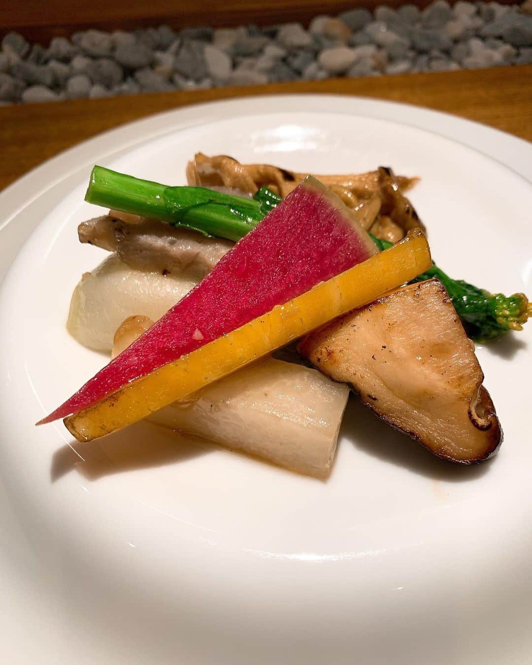 しみけんさんのインスタグラム写真 - (しみけんInstagram)「ヌーベルシノワの隼(トシ)。美味いよなぁ…そりゃ、美味いよ、、😂﻿ ﻿ ぶっちぎってるよ。﻿ ﻿ 生涯No.1の野菜炒め。 ﻿ ------今日のへぇ------ ﻿ ﻿ ・「塩の当て感」が違うんだって🤔 ﻿ ﻿ ・沖縄の三大高級魚「スジアラ」は、宮古島の神経締めの名手から。﻿ ﻿ ﻿ ・フカヒレはヨシキリザメ、アオザメよりハンマーヘッドが太くて歯応えがある。 ﻿ ﻿ #しみけん #shimiken #시미켄 #시미켄TV #トシ #しみシュラン」3月25日 13時20分 - avshimiken