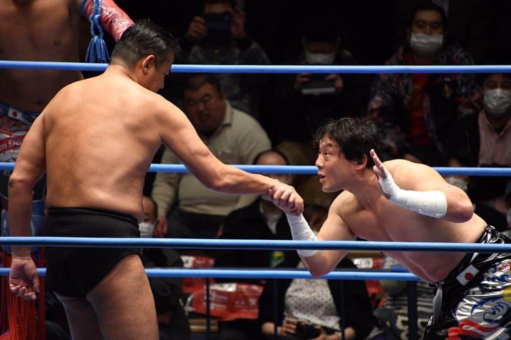 のインスタグラム：「sneaky. #ajpw #tajiri  #prowrestling」