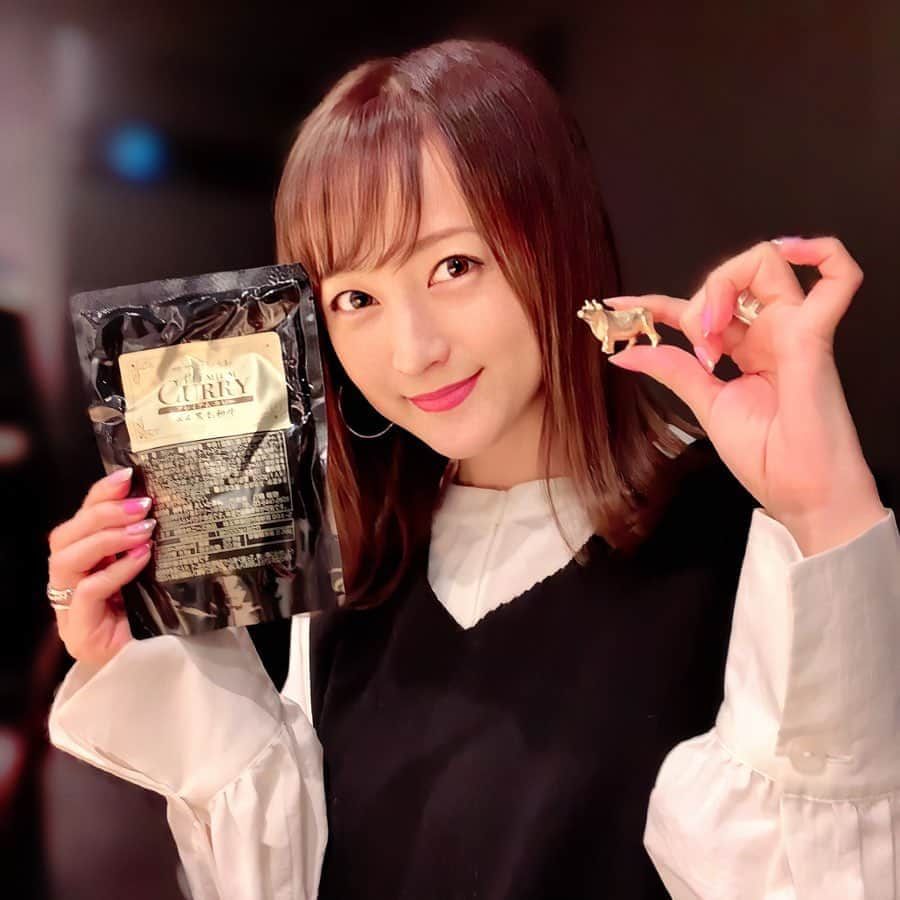 小松彩夏さんのインスタグラム写真 - (小松彩夏Instagram)「﻿ 最近、お肉の投稿していませんでしたが、ちゃんと焼肉部として活動しています‼️(笑)﻿ ﻿ 先日、赤坂にある焼肉屋『えいとまん』@yakiniku8man さんへ🥩﻿ ﻿ 入り口からとってもお洒落✨﻿ ※お洒落すぎて入口に気付かなくて通りすぎてしまったのでご注意を😝﻿ ﻿ 階段を降りていくとそこは黒を基調とした高級感のあるカウンター席が...✨﻿ ﻿ 今回は初めてだったのでお任せのコースにしました😊 ～コース　全12品～ ﻿ ・肉の前菜3品﻿ ・特選炙り寿司﻿ ・本日のスープ ﻿ ・生野菜ディップ添え ﻿ ・和牛Lボーン（サーロイン ※谷口さんの万葉牛）﻿ ・熟成タン﻿ ・和牛ハラミ﻿ ・和牛焼きすき﻿ ・冷麺﻿ ・甘味﻿ ﻿ 焼き師のオーナー八幡さんが目の前で一つ一つ丁寧に焼いてくれます🥩お肉への愛が伝わってきて、お肉を焼いているのをみているのも楽しかったな☺️﻿ ﻿ どれも本当に美味しかったけど、その中でも私はギュッと旨味の詰まったサーロインと、ビックリするくらいやわらか〜い熟成タンが好きでした❤️﻿ ﻿ お腹いっぱい食べたのに、すでにまた行きたくなっている...😋笑﻿ ﻿ 私が持っているのは『えいとまん』で作っている国産黒毛和牛のプレミアムカレー🍛家で食べる用にゲット‼️←食べる前からわかる。これ絶対に美味しい😝笑﻿ ﻿ それと箸置きの🐂さん💕﻿ ﻿ 個室もあるのでお祝い事とか、家族連れでも利用できそう✨﻿ ﻿ 焼き師の八幡さん﻿ ありがとうございました☺️‼️✨﻿ ﻿ お肉を食べて、パワーつけて免疫力UP‼️﻿ ﻿ こんなときはストレス溜めないように、大好きな人たちと、美味しいものを食べて、笑って過ごせたら幸せだな☺️❤️﻿ ﻿ また素敵なお店みつけたら紹介しますね🌸﻿ ﻿ 赤坂 焼肉【えいとまん】﻿ 📍東京都港区赤坂3-6-17東洋グリーン赤坂ビルB1F ﻿ https://yakiniku8man.owst.jp/ ﻿ ﻿ ﻿ ﻿ #えいとまん #赤坂焼肉 #赤坂見附焼肉 #焼肉オススメ #赤坂 #赤坂見附 #東京 #tokyo #焼肉部 #課外活動 #焼肉 #肉好き #肉女子 #焼肉女子会 #焼肉デート #赤坂グルメ #pr #コラボベース #food #yummy #美味しい #コマログ」3月25日 13時31分 - official_ayaka_502