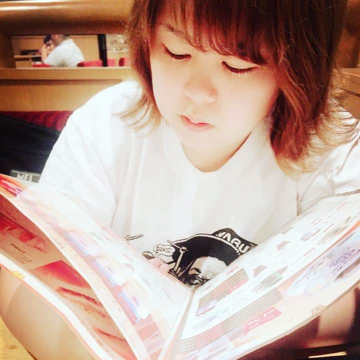 のインスタグラム：「『少食ブチギレシリーズ〜コメダ珈琲編☕️〜』 #アイス・ド・ティーフロート #冒険せーへんな？ #それまでの人間ってことやで？ #ドリンクひとつで言い過ぎてる #天才ピアニストますみ #ますみは冒険せーへん奴が嫌い😇」