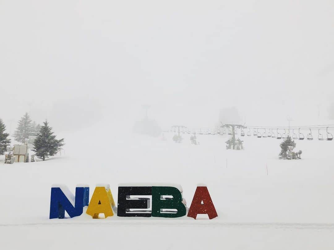 こにわさんのインスタグラム写真 - (こにわInstagram)「1枚目→3月23日(Before) 2枚目→3月24日(After)  一日でこんなになりました。😱🤣😂⤴︎ ありがとう、ユーミン！ 恋人はサンタクロース。🤶 #naeba #苗場 #snowboarding #スノボ #snow #雪」3月25日 13時59分 - koniwa1982
