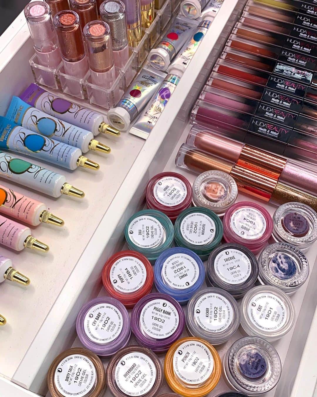 Shannonのインスタグラム：「Decluttered my eye makeup... mascara, brows, liners, liquid eyeshadows etc 💓🤪 if you want something chill to watch then head to my YouTube channel now 🥰 what is your FAV type of video to watch? 👇🏼💬 I’ll start... I love watching ‘what I eat in a day’ and mukbangs lately 🤣」