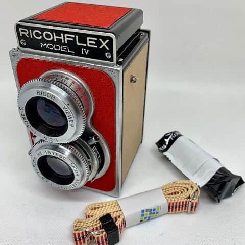 のインスタグラム：「あこがれの二眼カメラ♡  フィルムカメラってやっぱり最高です！ちょっと(?)背伸びして、二眼カメラどうでしょうか。  古いカメラを丁寧に調整、修理されたカメラです。  レトロないろがまたたまりません...!!!! #カメラ #二眼カメラ #ricohflexⅳ #リメイクカメラ」