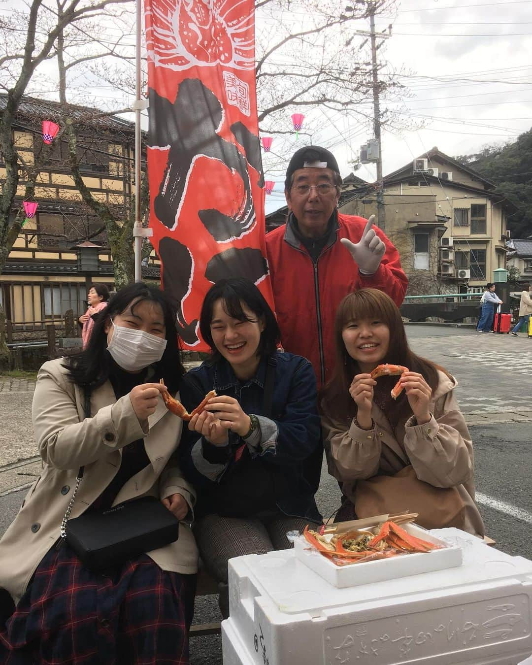 朝市広場さんのインスタグラム写真 - (朝市広場Instagram)「現地で食べるカニはいつもより美味しい🦀 サービス精神旺盛な大将😄  特別に切ってほしいちゅーしけーに、切ってあげたで！by 大将  #松葉がに#セイコガニ#せこがに #かに刺し#かにすき#焼きガニ  #柴山がに#津居山蟹 #松葉ガニ#カニ女 #かに好きと繋がりたい  #カニ男 #城崎温泉街  #かに料理 #湯楽#香箱蟹 #朝市広場  #カニと撮影できます #カニスタグラム  #全国宅配#かに #城崎温泉#通販可能#ネット通販 #japan #kinosaki#trip #crab#旅行好きと繋がりたい  #全国宅配」3月25日 14時14分 - matsubagani_asaichihiroba